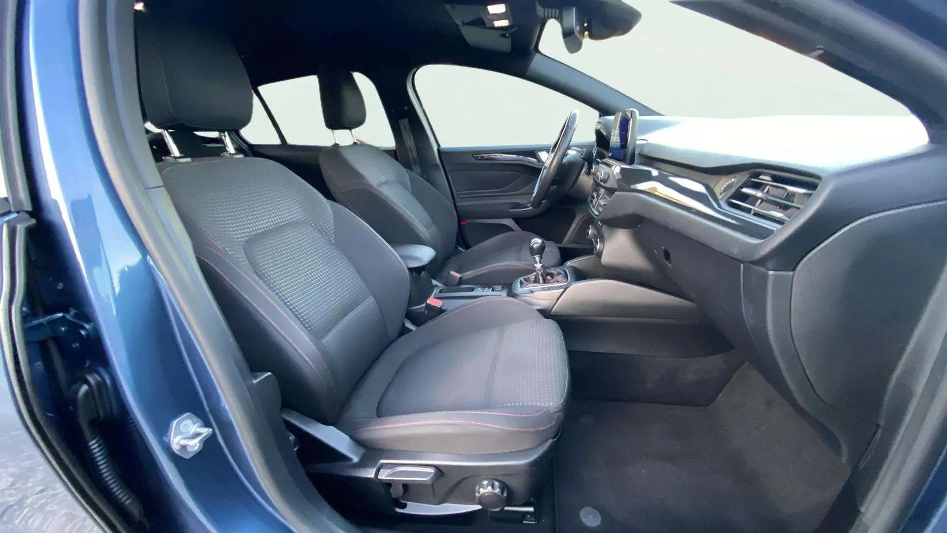 Ford Focus 1.0 EcoBoost ST-Line SB - foto 18
