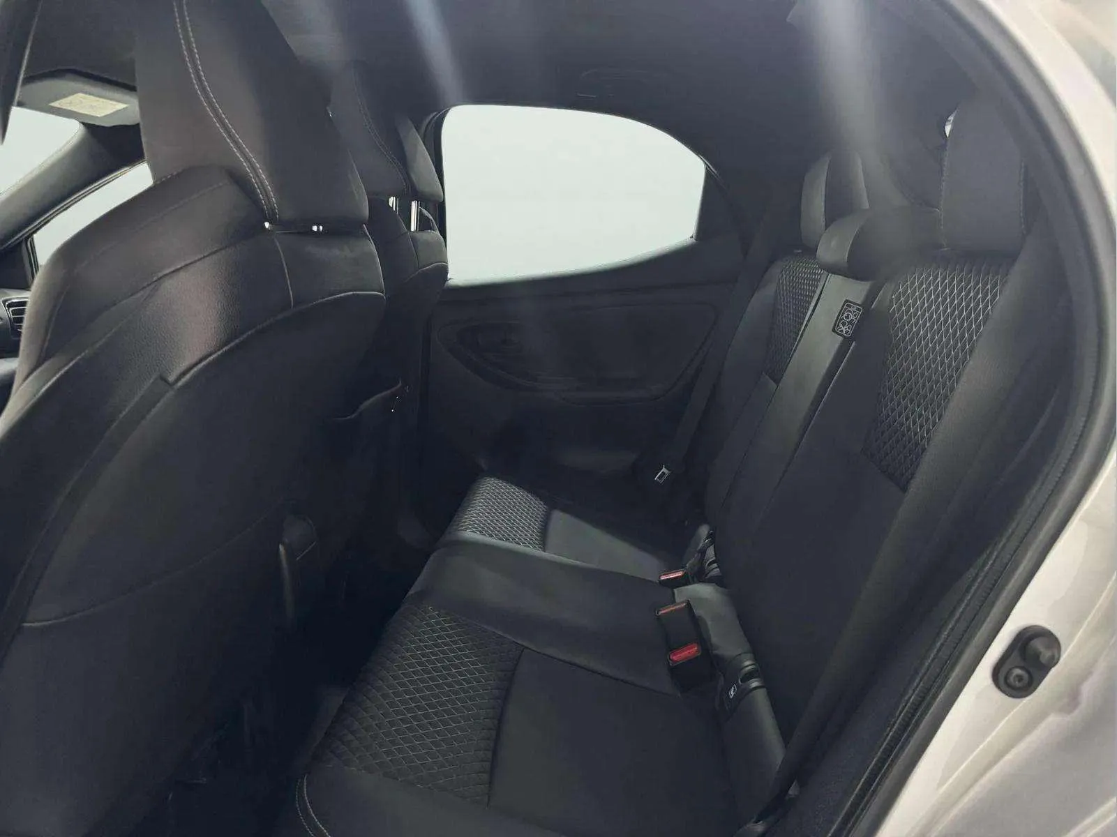 Toyota Yaris 1.5 120H Active Tech - foto 17