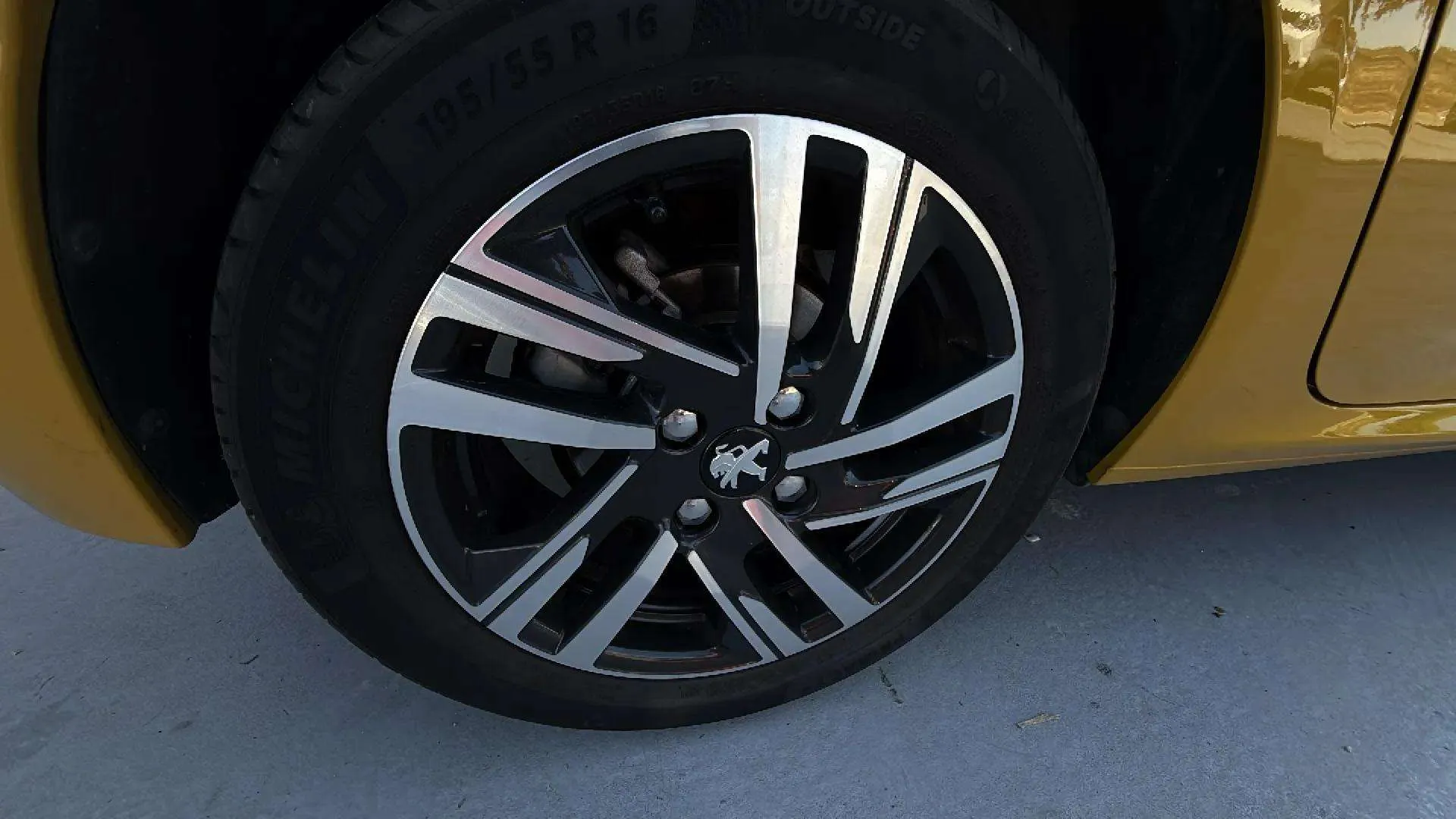 Peugeot 208 BlueHDi Active Pack - foto 22