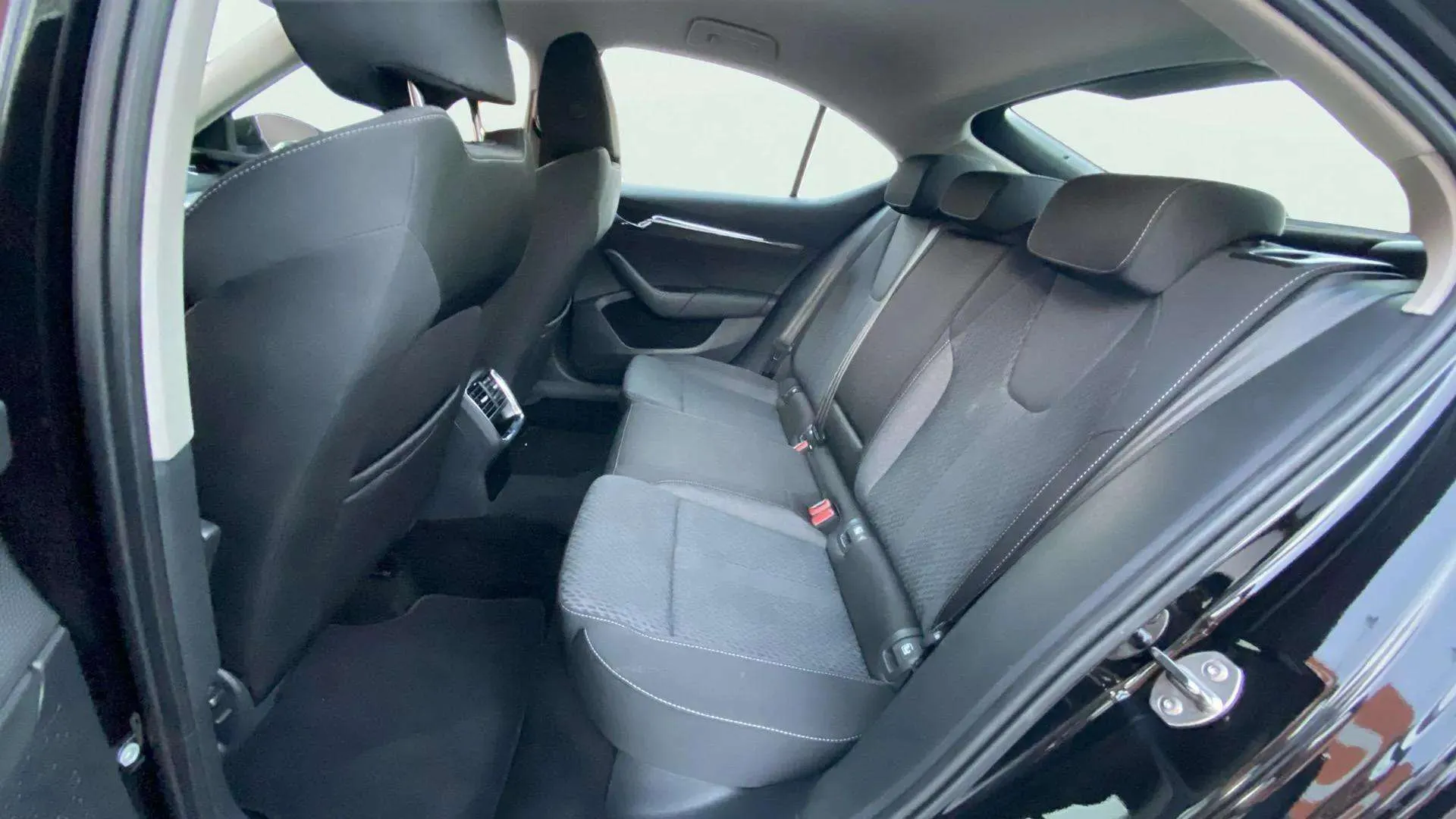 Škoda Octavia 2.0 TDI DSG Selection - foto 18