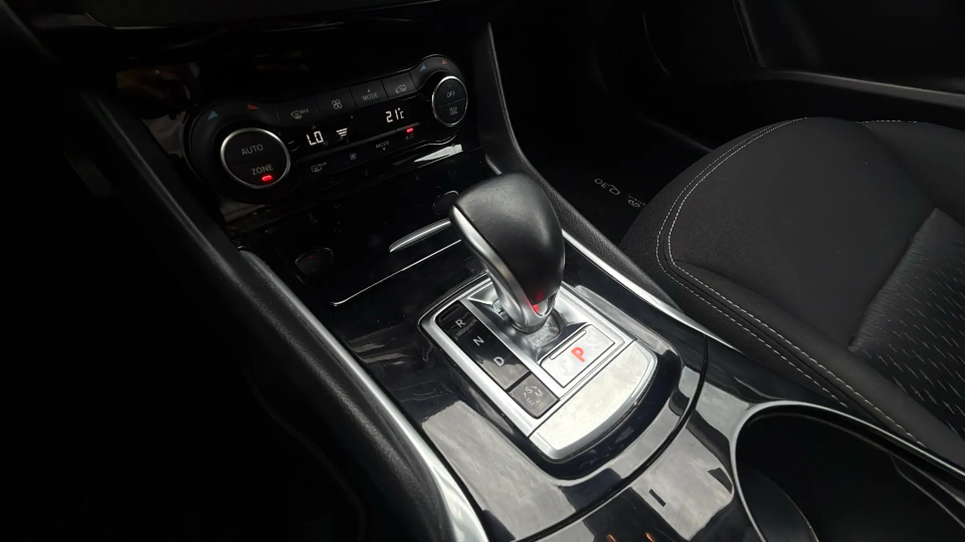 Infiniti Q30 1.6TC Premium Tech 7DCT - foto 18
