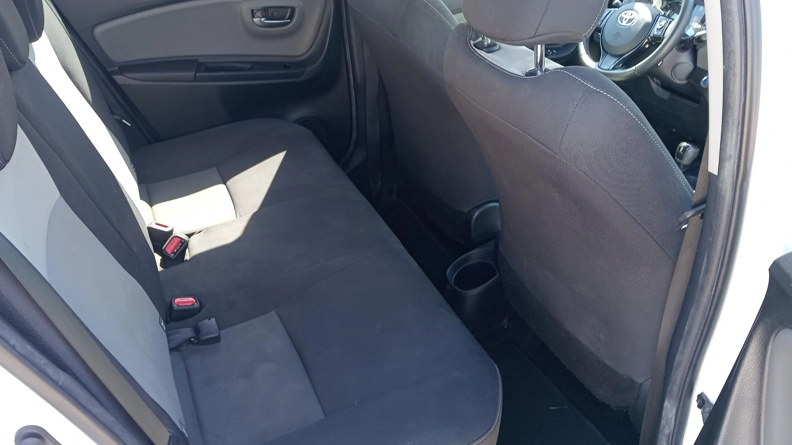 Toyota Yaris 1.5 100H Active - foto 18