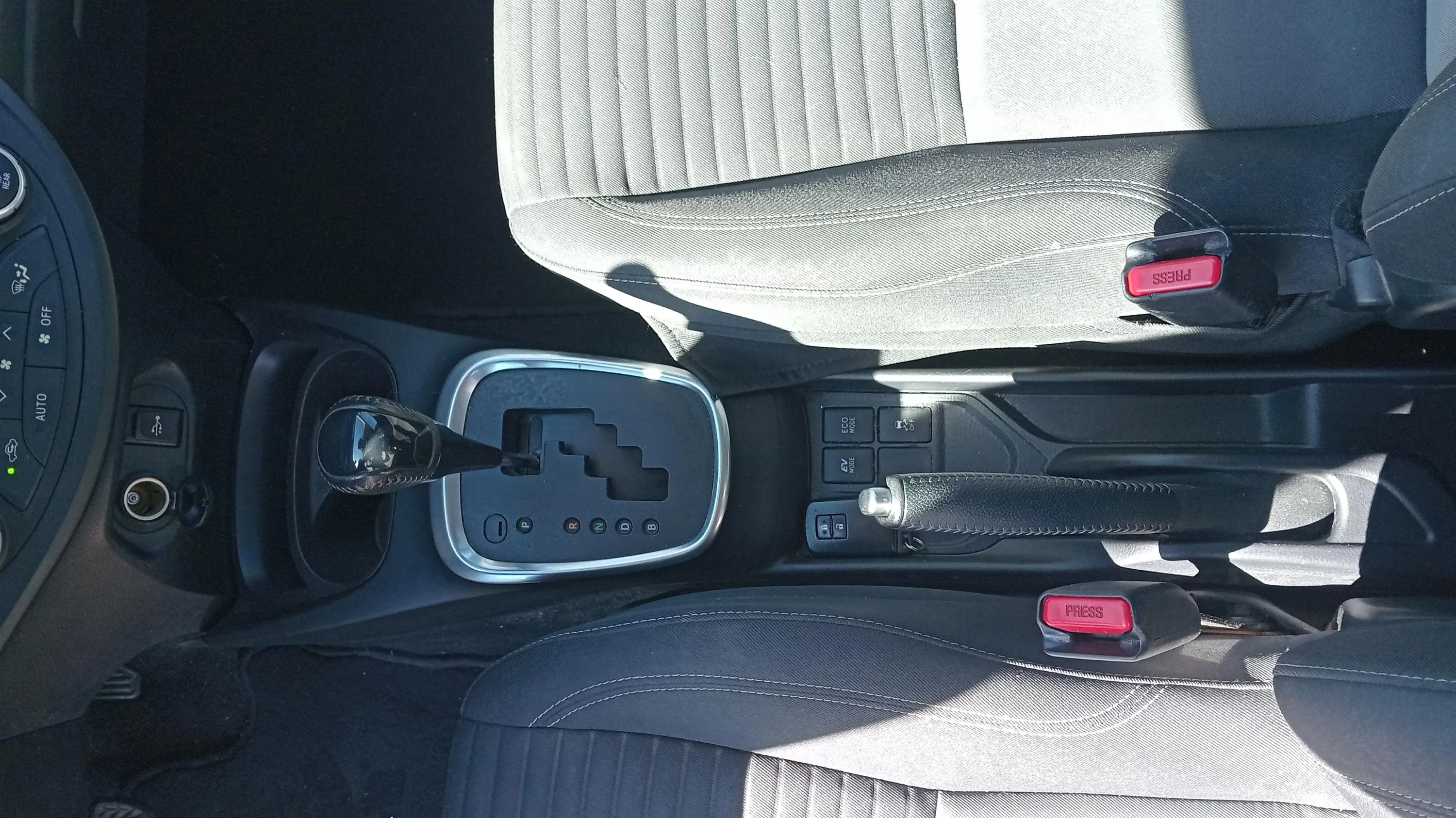 Toyota Yaris 1.5 100H Active - foto 23