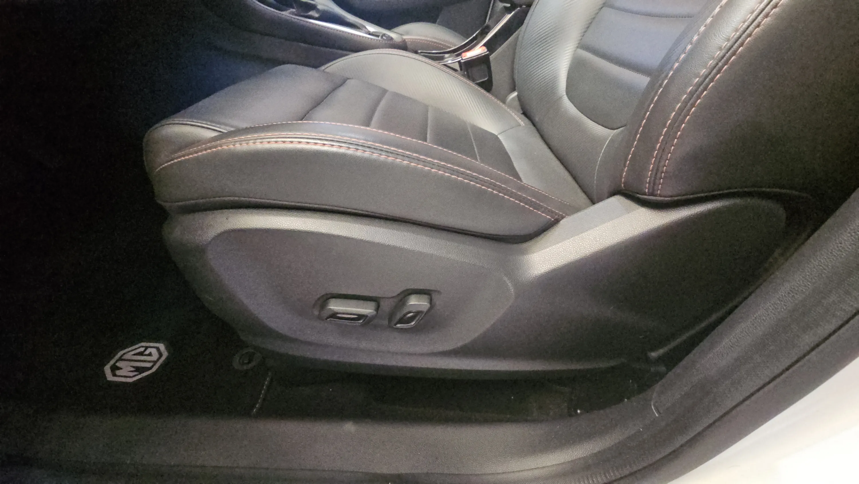 MG ZS 1.0T Luxury - foto 24