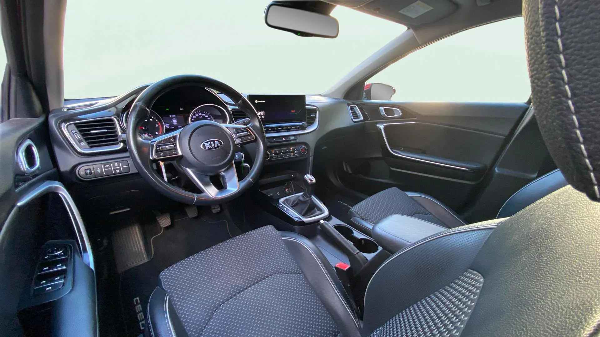 Kia Ceed Tourer 1.6 MHEV iMT Tech - foto 12