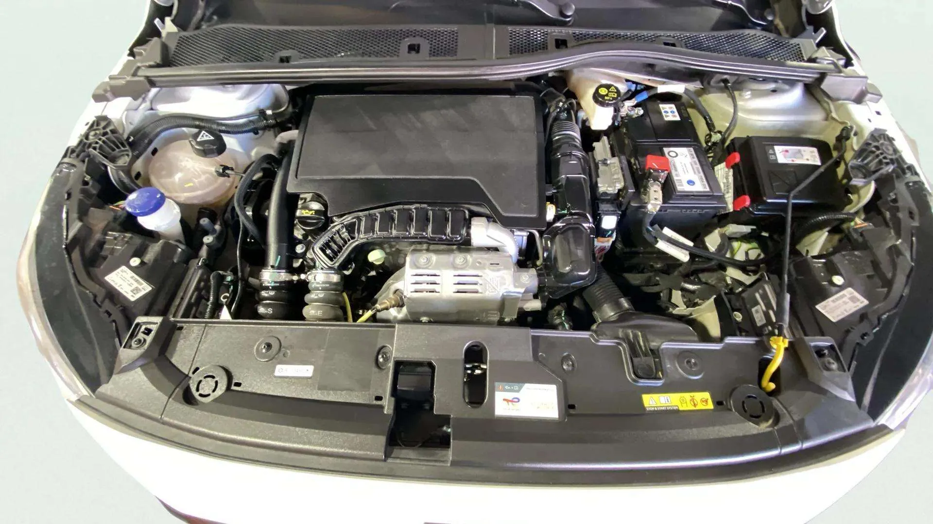 Peugeot 208 GT PureTech 100 - foto 23