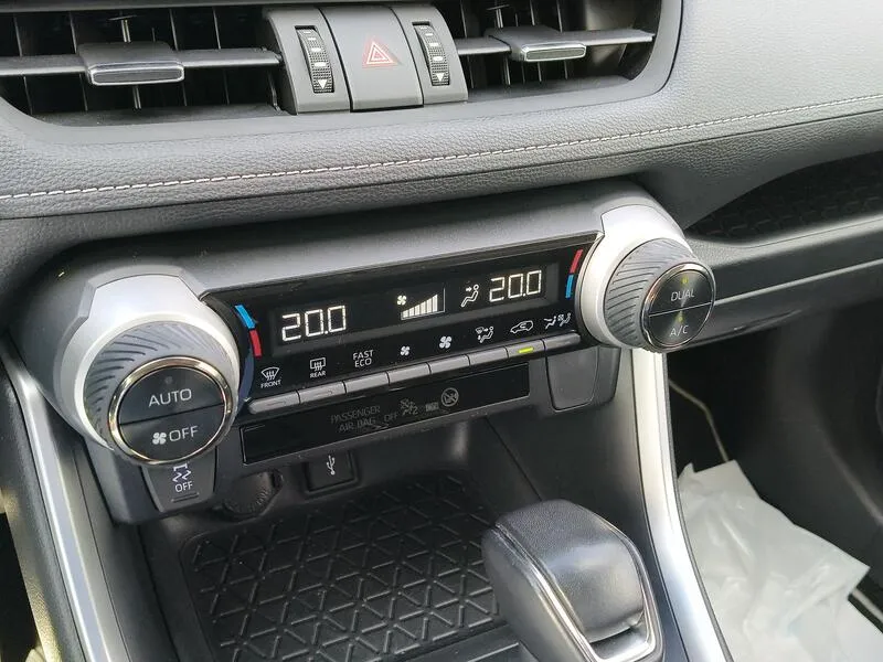 Toyota RAV4 2.5l 220H Advance - foto 12