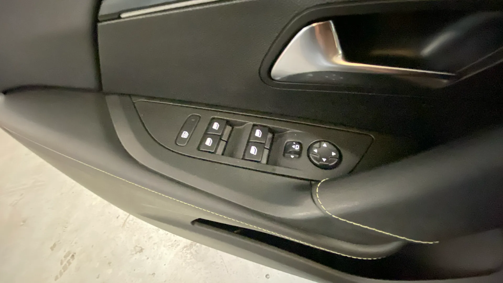 Peugeot 2008 Allure Pack PureTech 100 BVM6 - foto 17