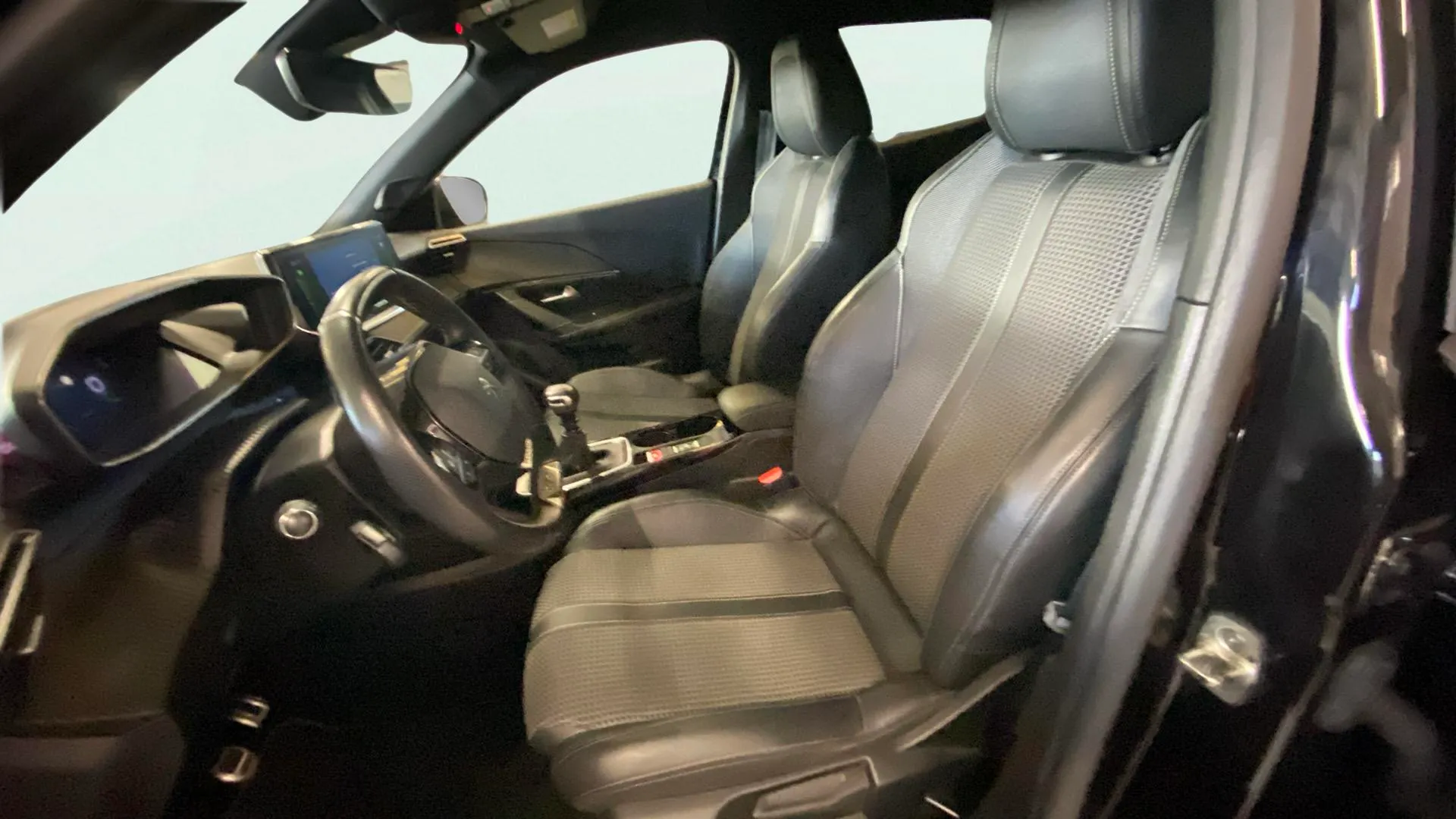 Peugeot 2008 Allure Pack PureTech 100 BVM6 - foto 10