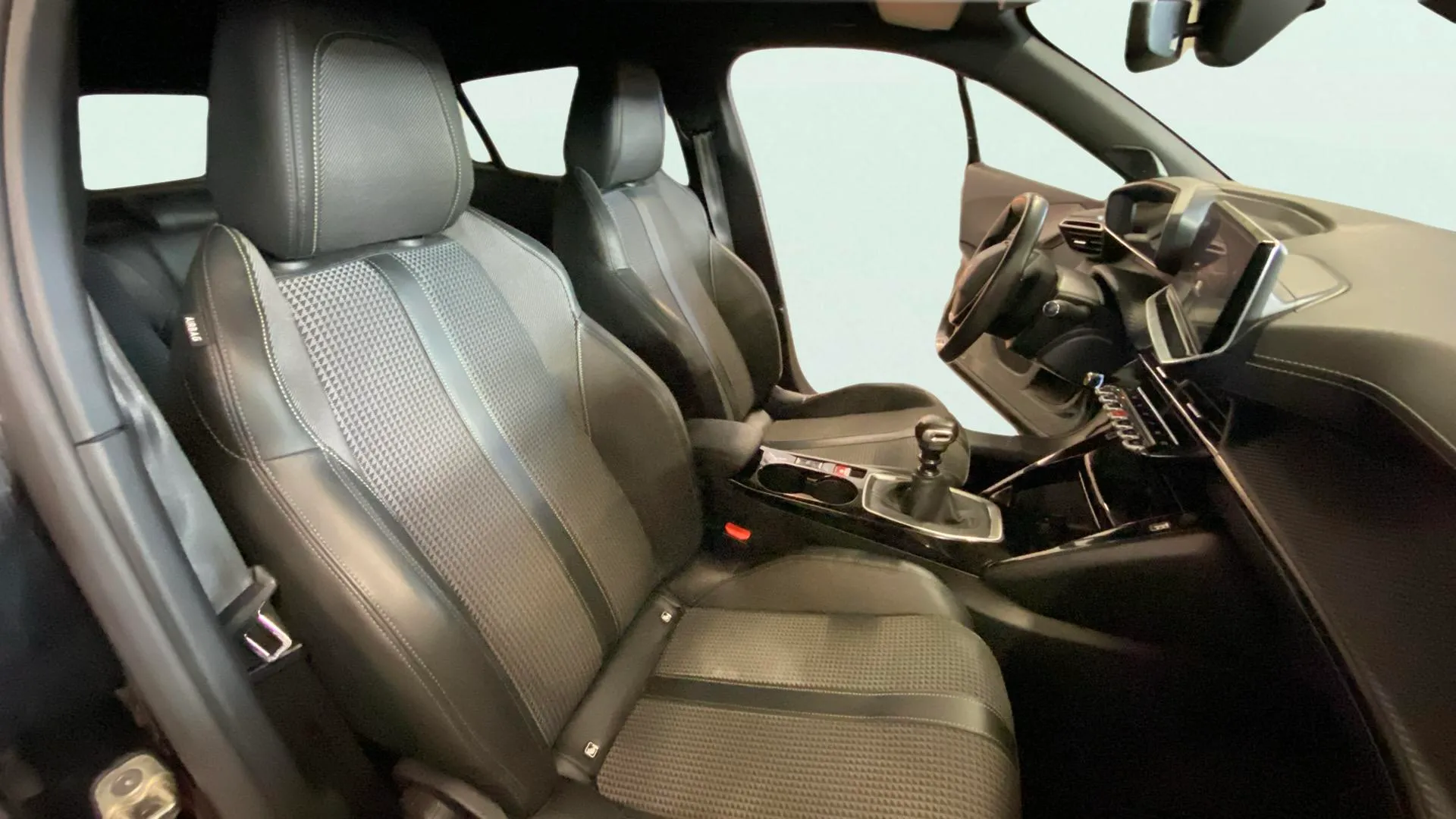 Peugeot 2008 Allure Pack PureTech 100 BVM6 - foto 11