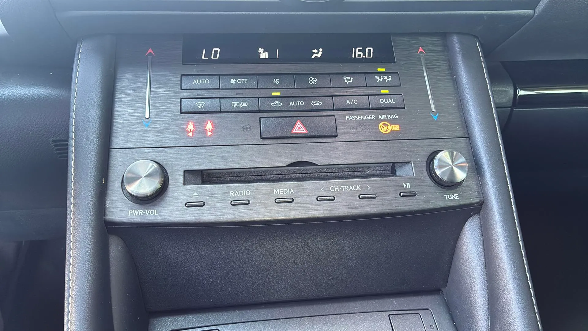 Lexus RC 2.5 300h Executive Navigation - foto 22