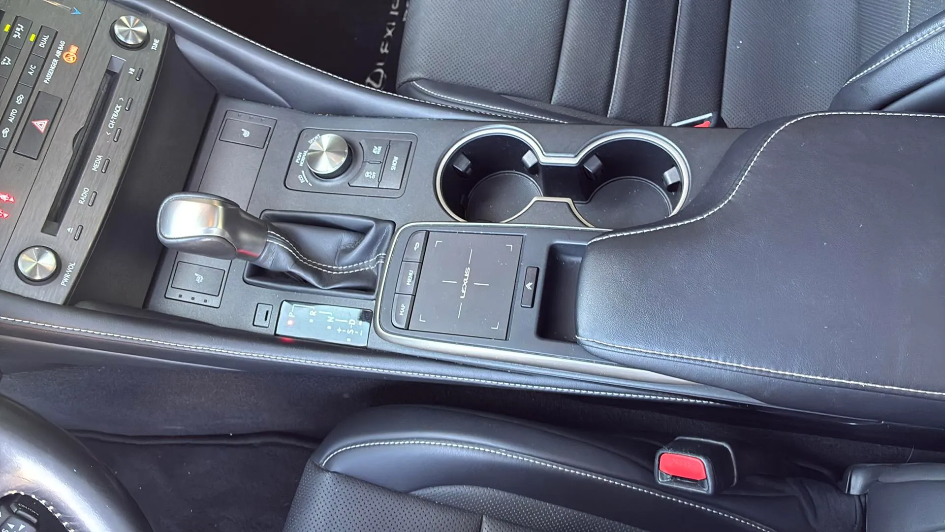 Lexus RC 2.5 300h Executive Navigation - foto 20