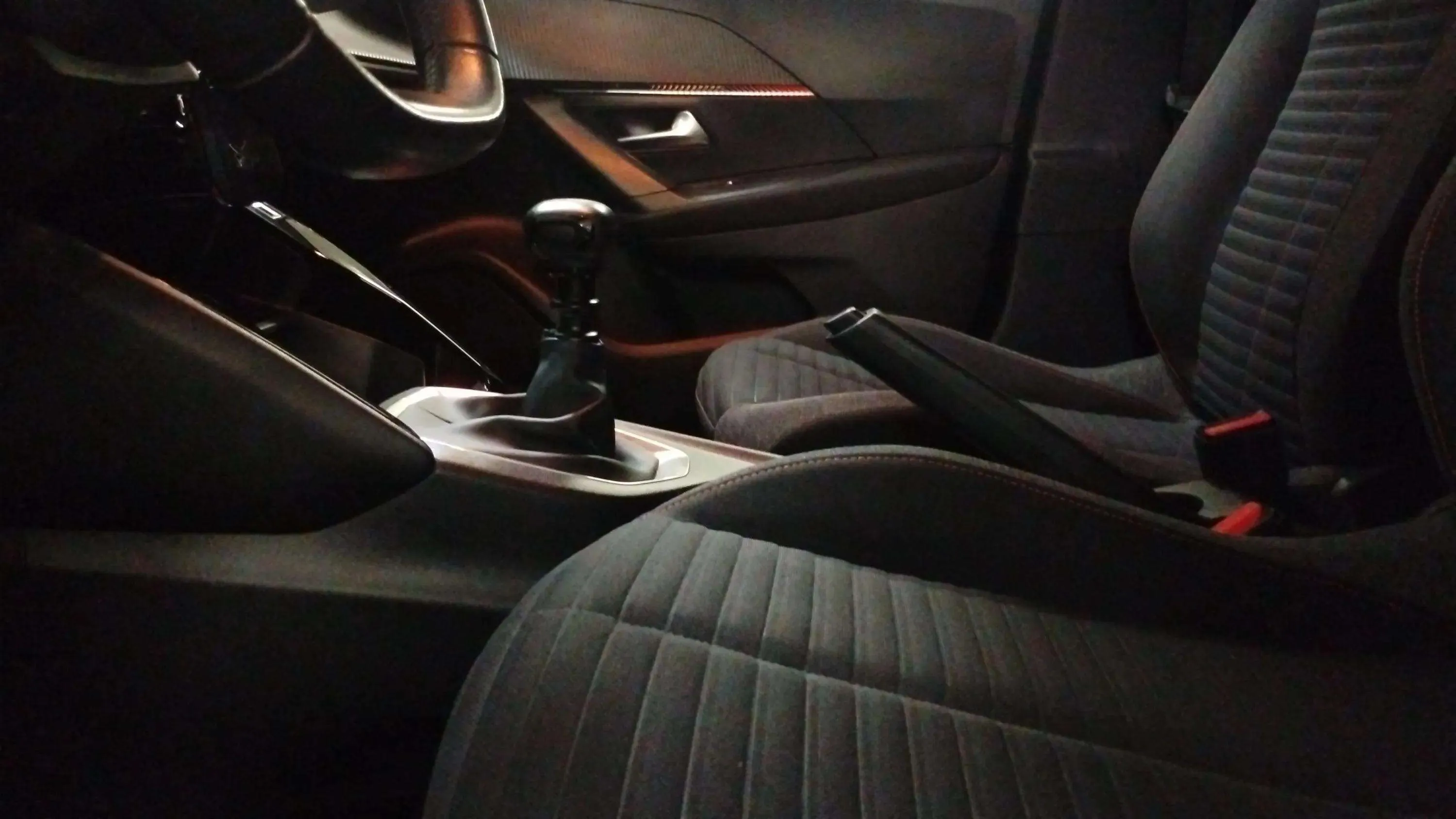 Peugeot 2008 Active PureTech 100 BVM6 - foto 7