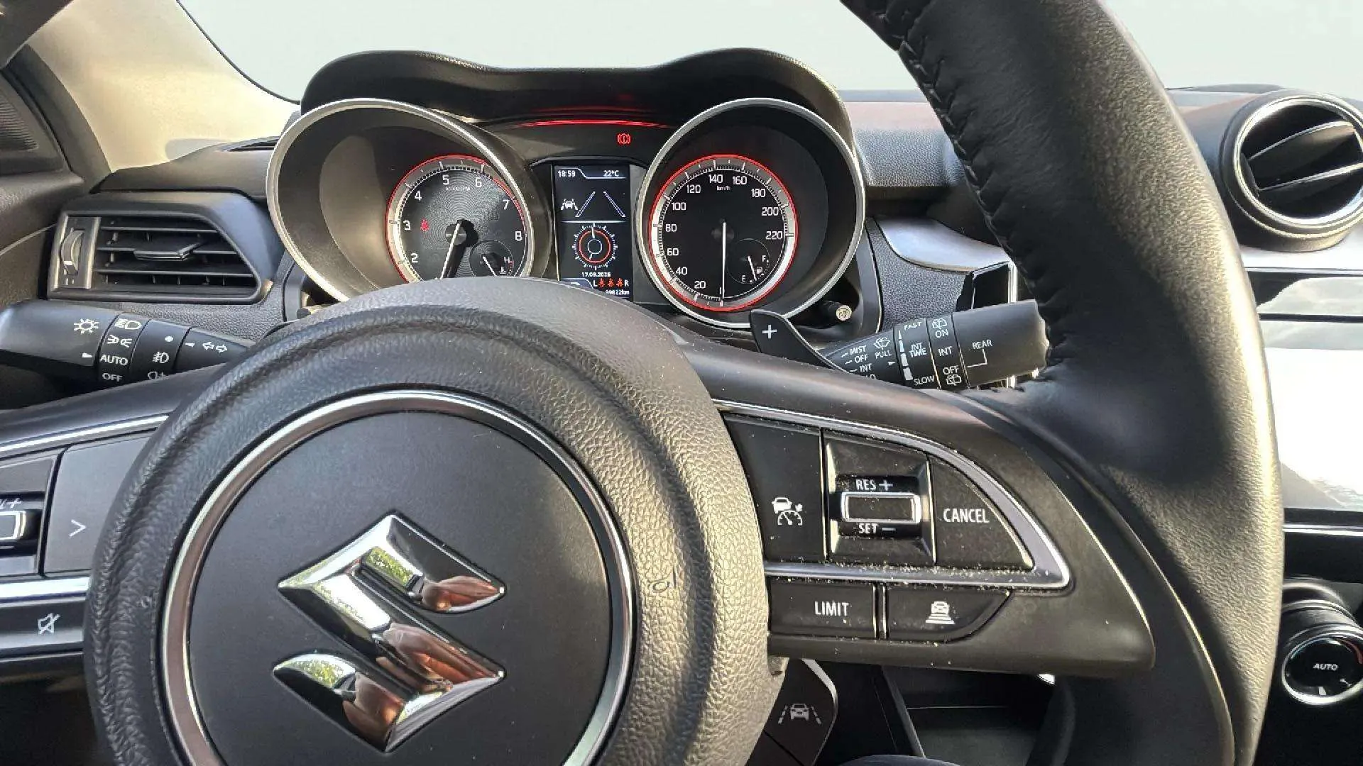Suzuki Swift 1.2 GLX Mild Hybrid CVT - foto 14