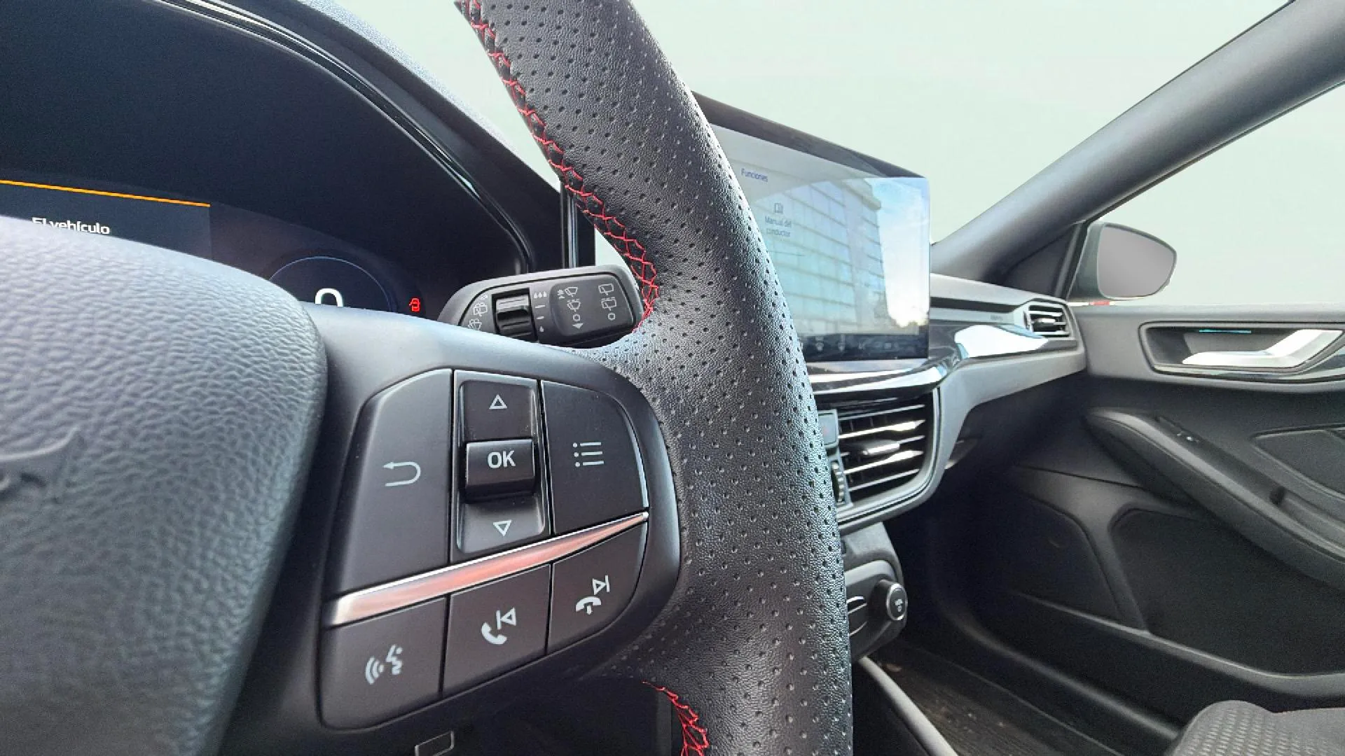 Ford Focus 1.0 EcoBoost MHEV ST-Line - foto 17