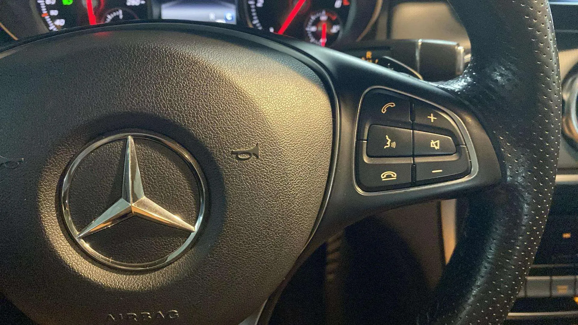 Mercedes-Benz GLA 200 d - foto 12