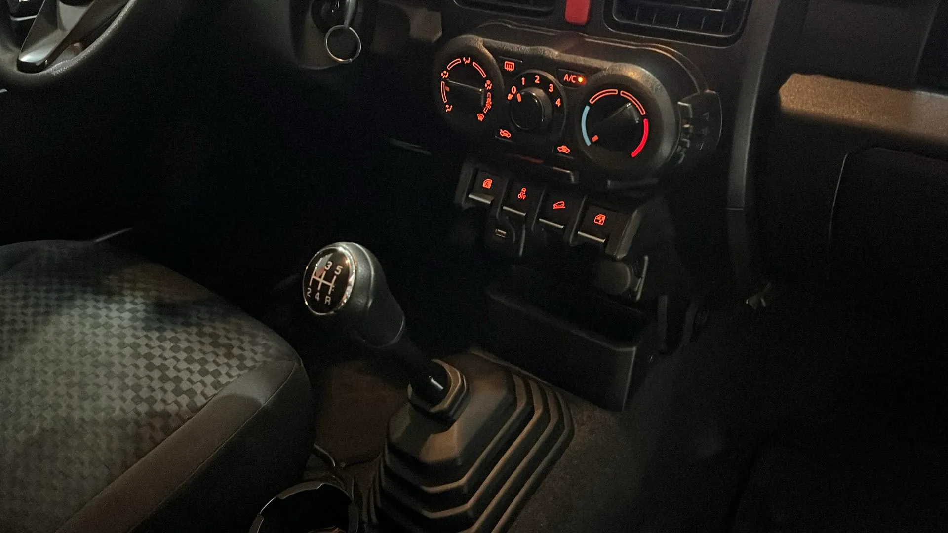 Suzuki Jimny 1.5 4x4 - foto 13