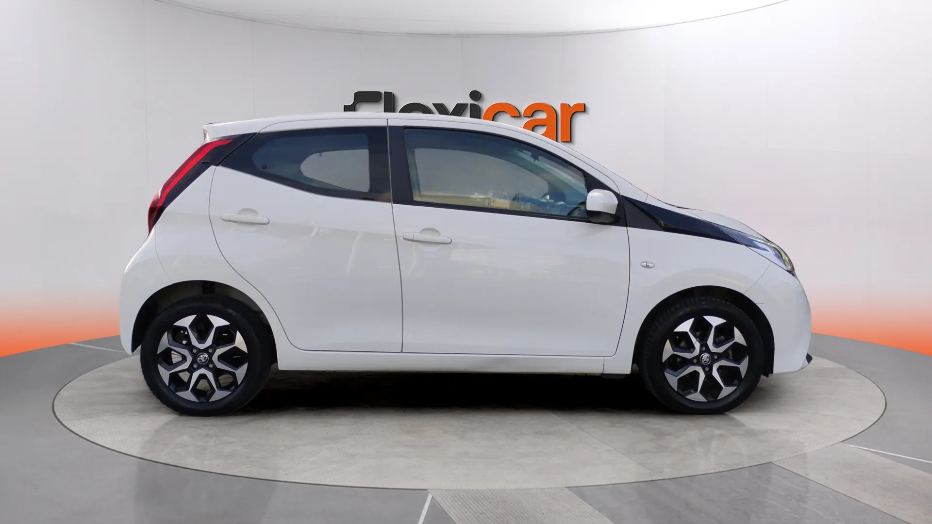 Toyota Aygo 1.0 70 x-play - foto 2