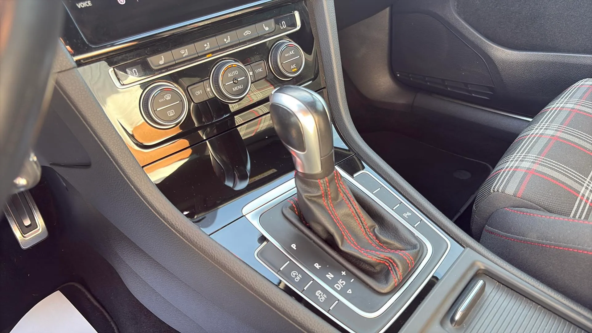 Volkswagen Golf GTI Performance 2.0 TSI DSG - foto 16