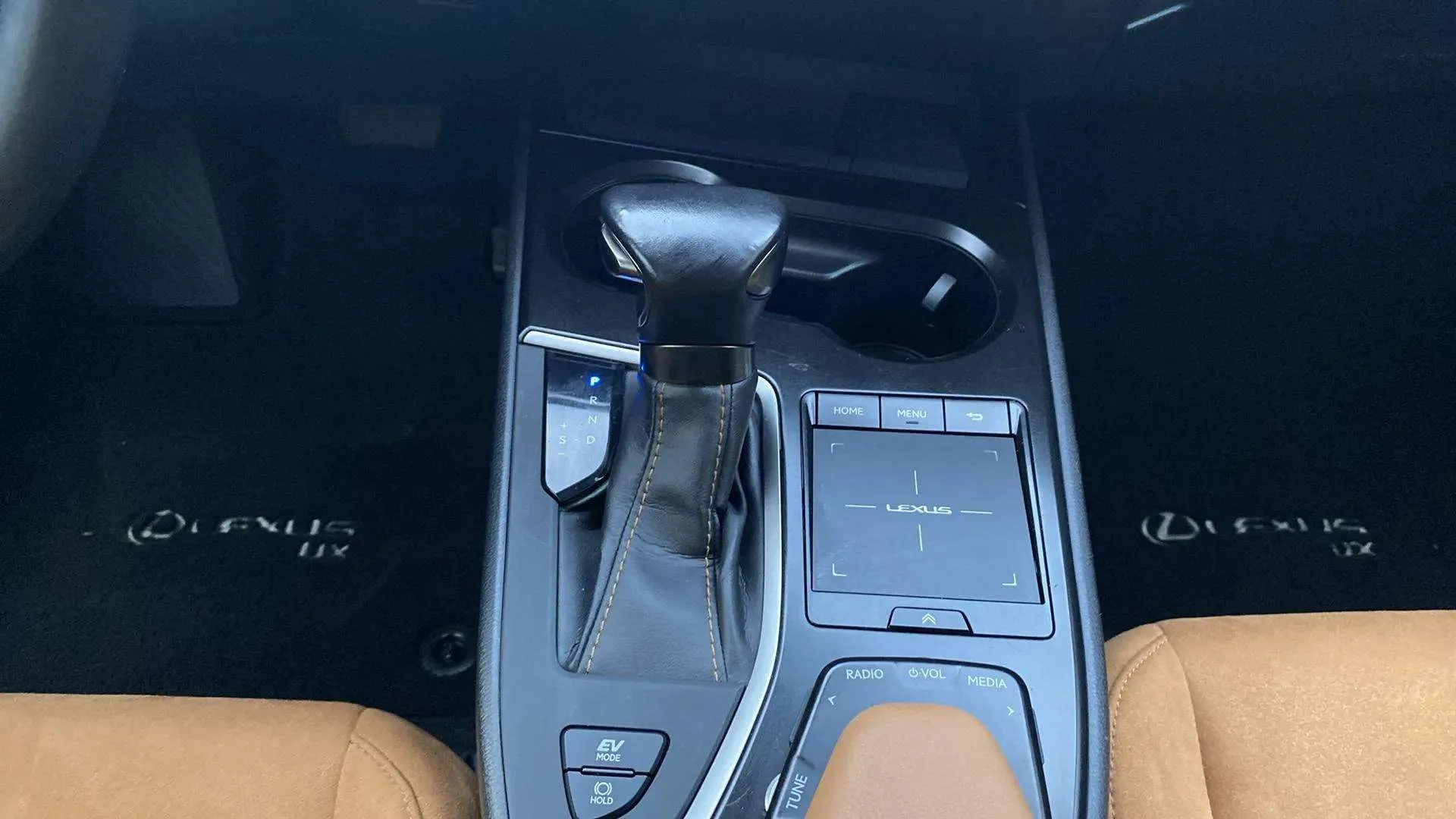 Lexus UX 2.0 250h Business - foto 19