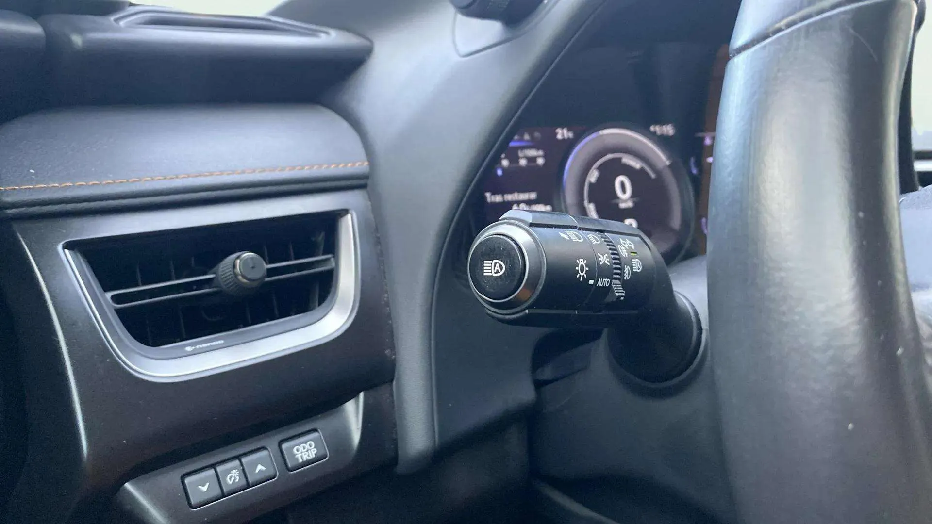Lexus UX 2.0 250h Business - foto 16