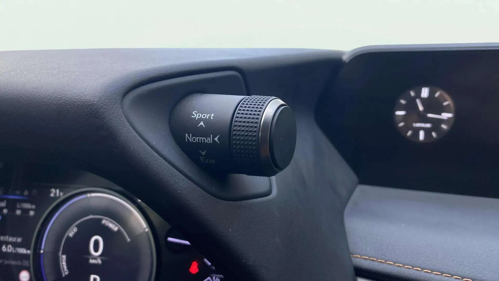 Lexus UX 2.0 250h Business - foto 15