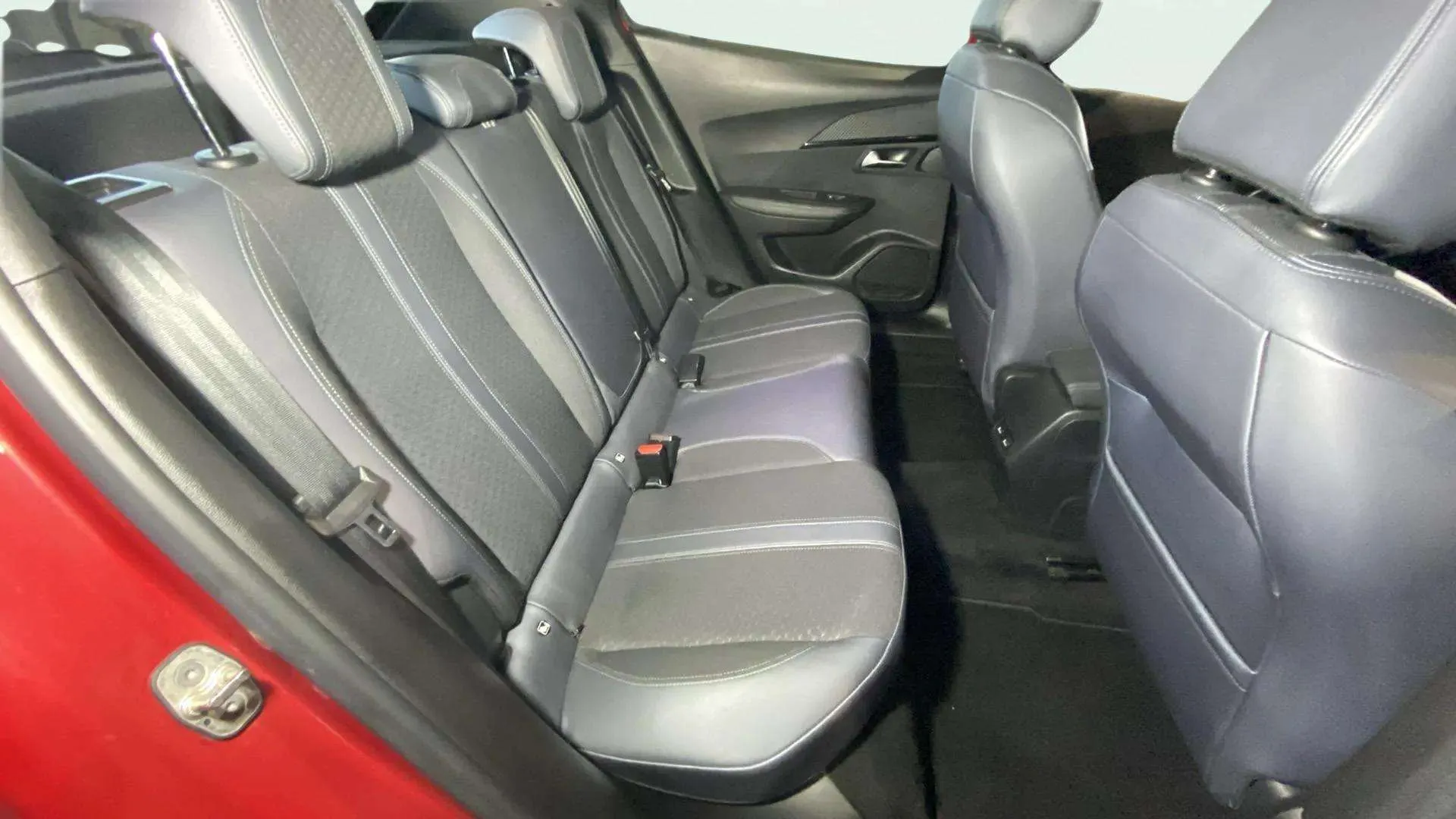 Peugeot 2008 Allure BlueHDi 130 EAT8 - foto 18