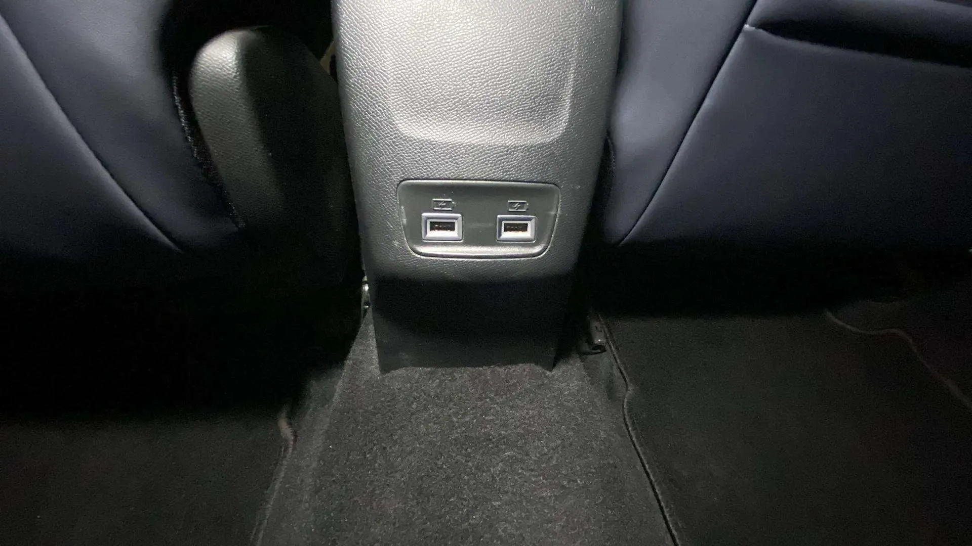 Peugeot 2008 Allure BlueHDi 130 EAT8 - foto 32