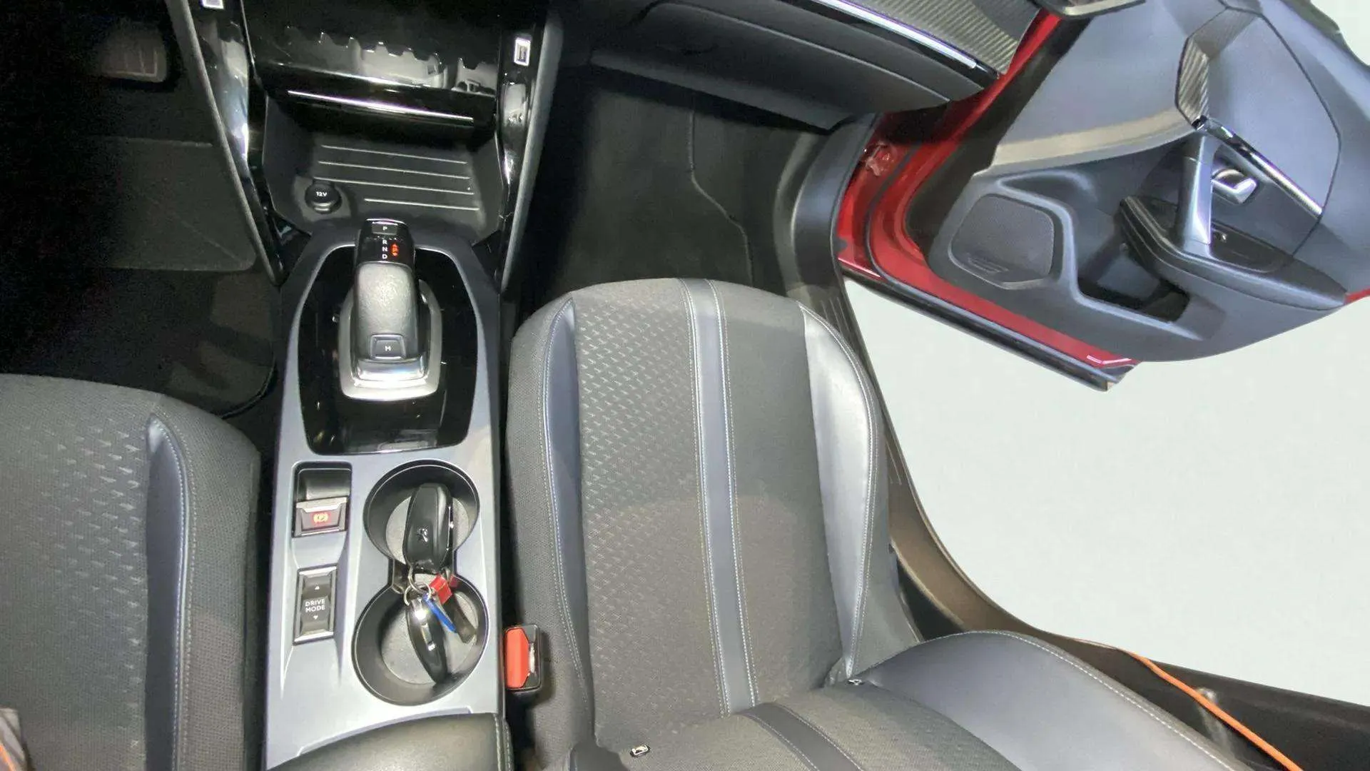 Peugeot 2008 Allure BlueHDi 130 EAT8 - foto 30
