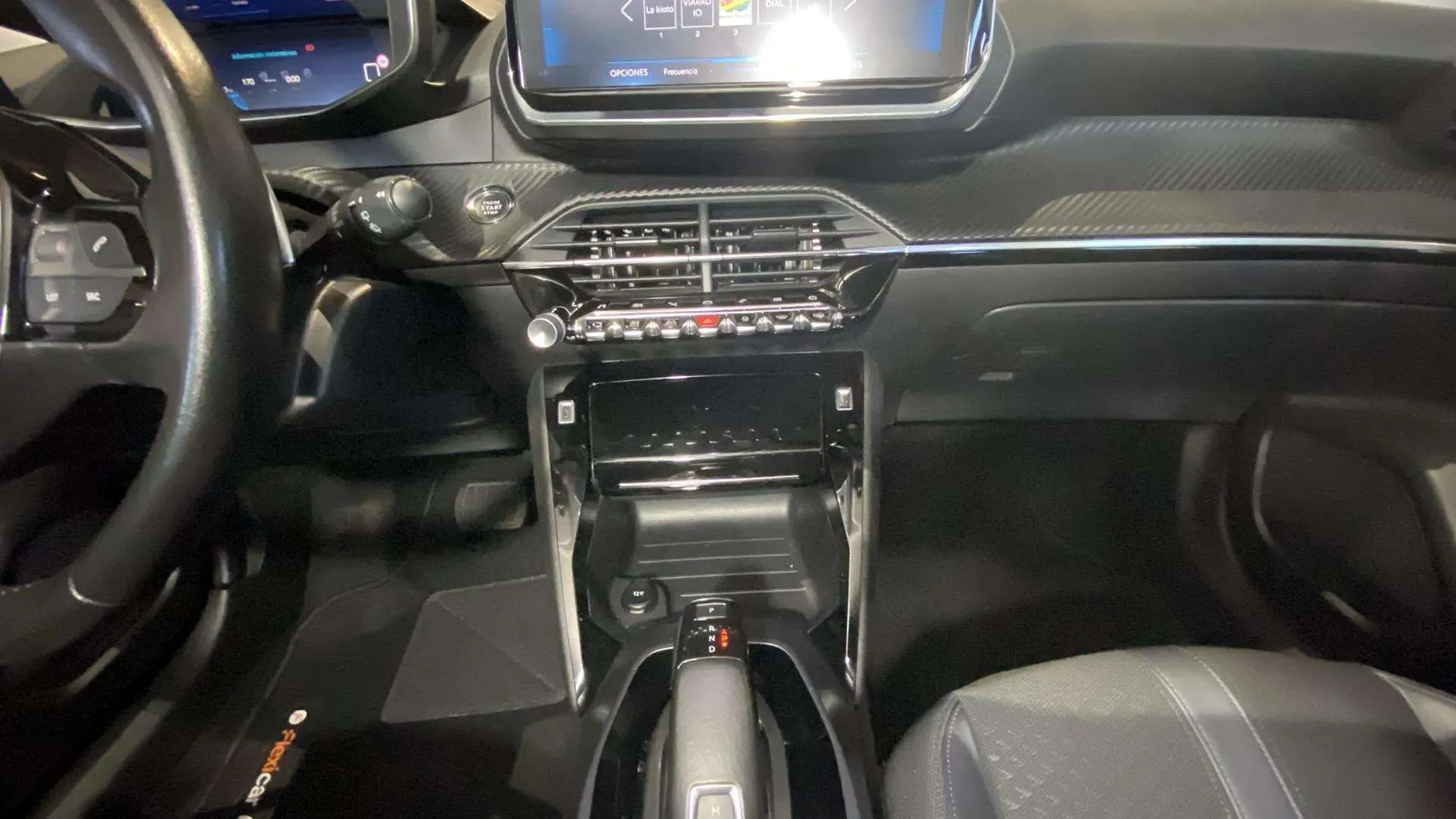 Peugeot 2008 Allure BlueHDi 130 EAT8 - foto 16