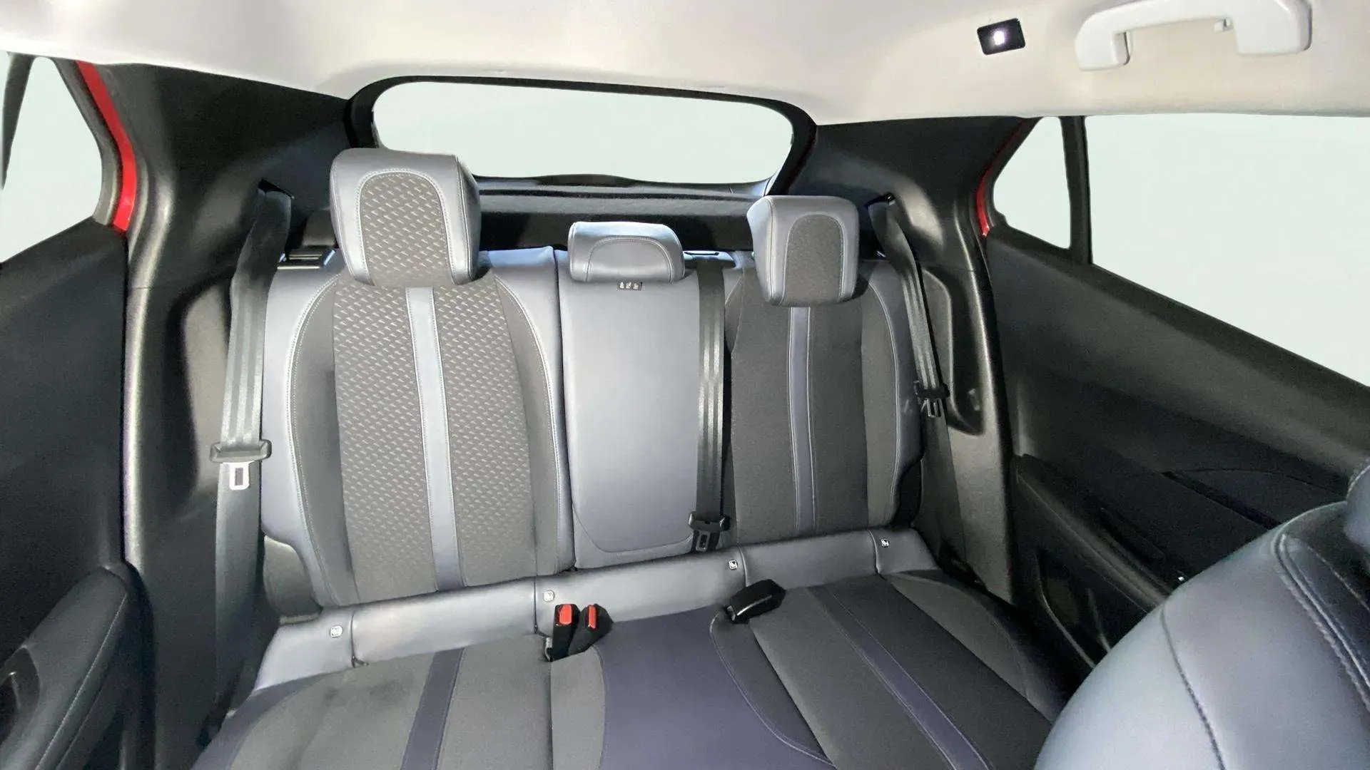 Peugeot 2008 Allure BlueHDi 130 EAT8 - foto 19