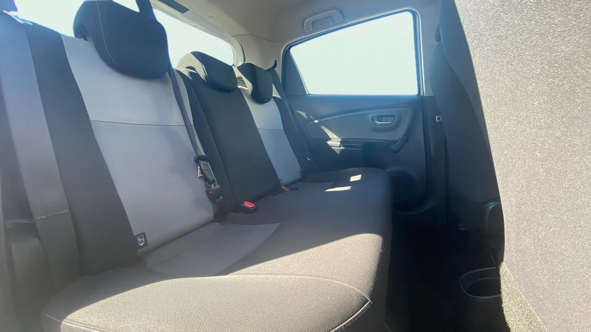 Toyota Yaris 1.5 100H Advance - foto 14