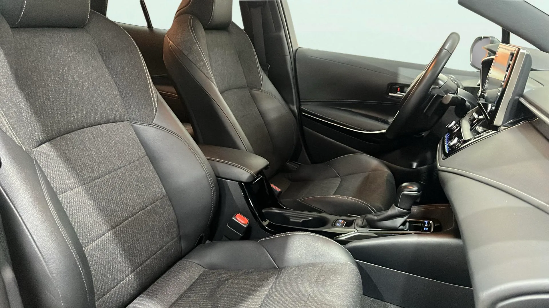 Toyota Corolla 2.0 180H Advance Luxury Touring Sport - foto 12