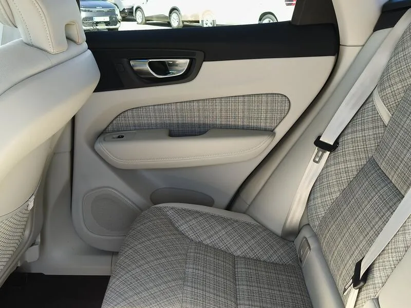 Volvo XC60 2.0 B4 D Core - foto 33