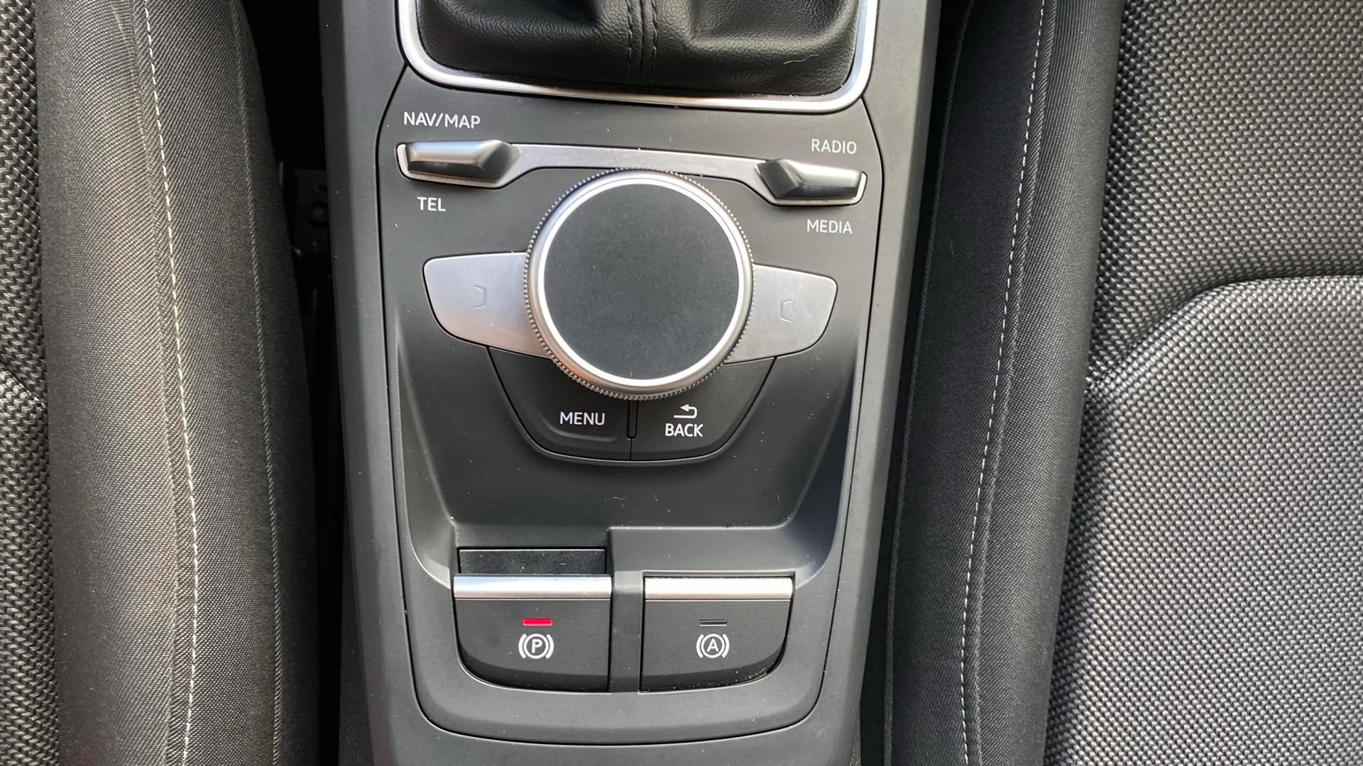 Audi Q2 S line 30 TDI - foto 31