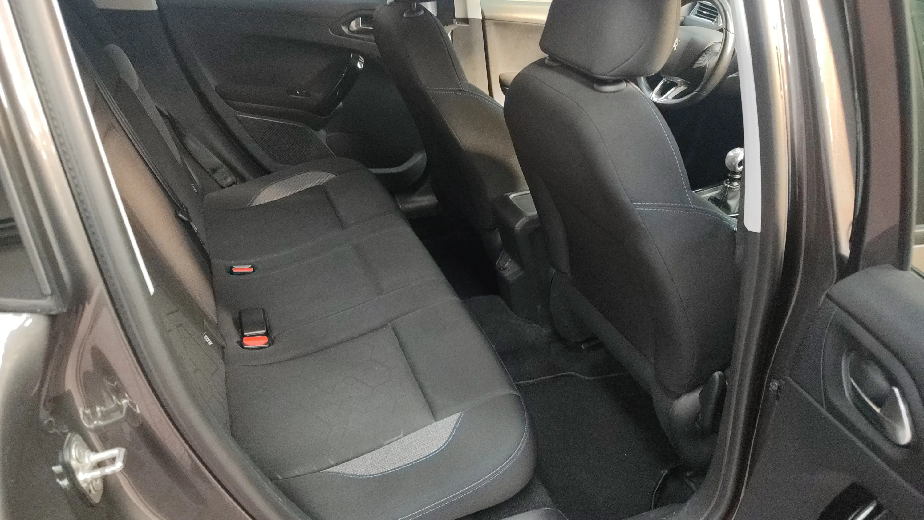 Peugeot 2008 Signature PureTech 110 - foto 22