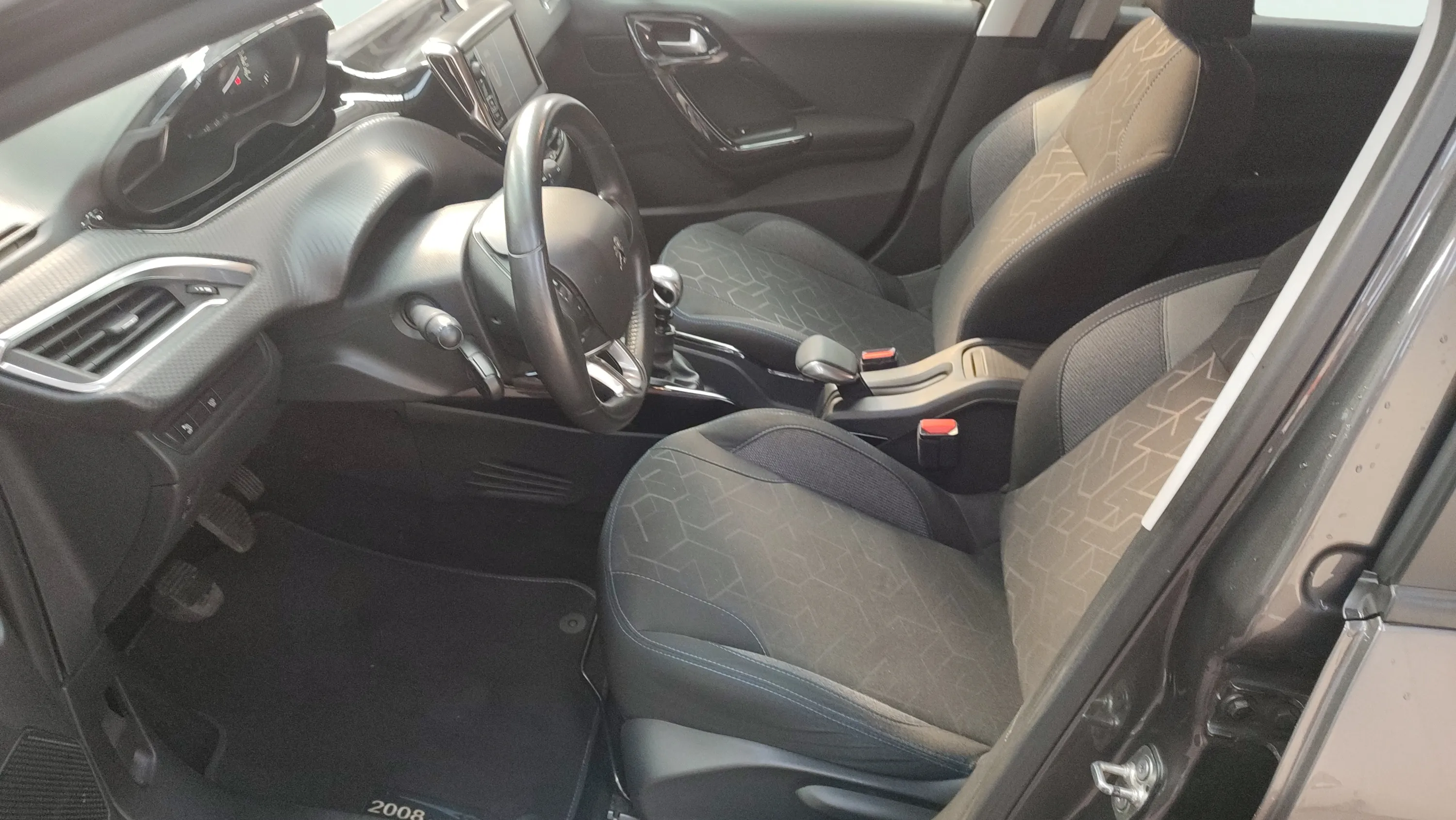 Peugeot 2008 Signature PureTech 110 - foto 16