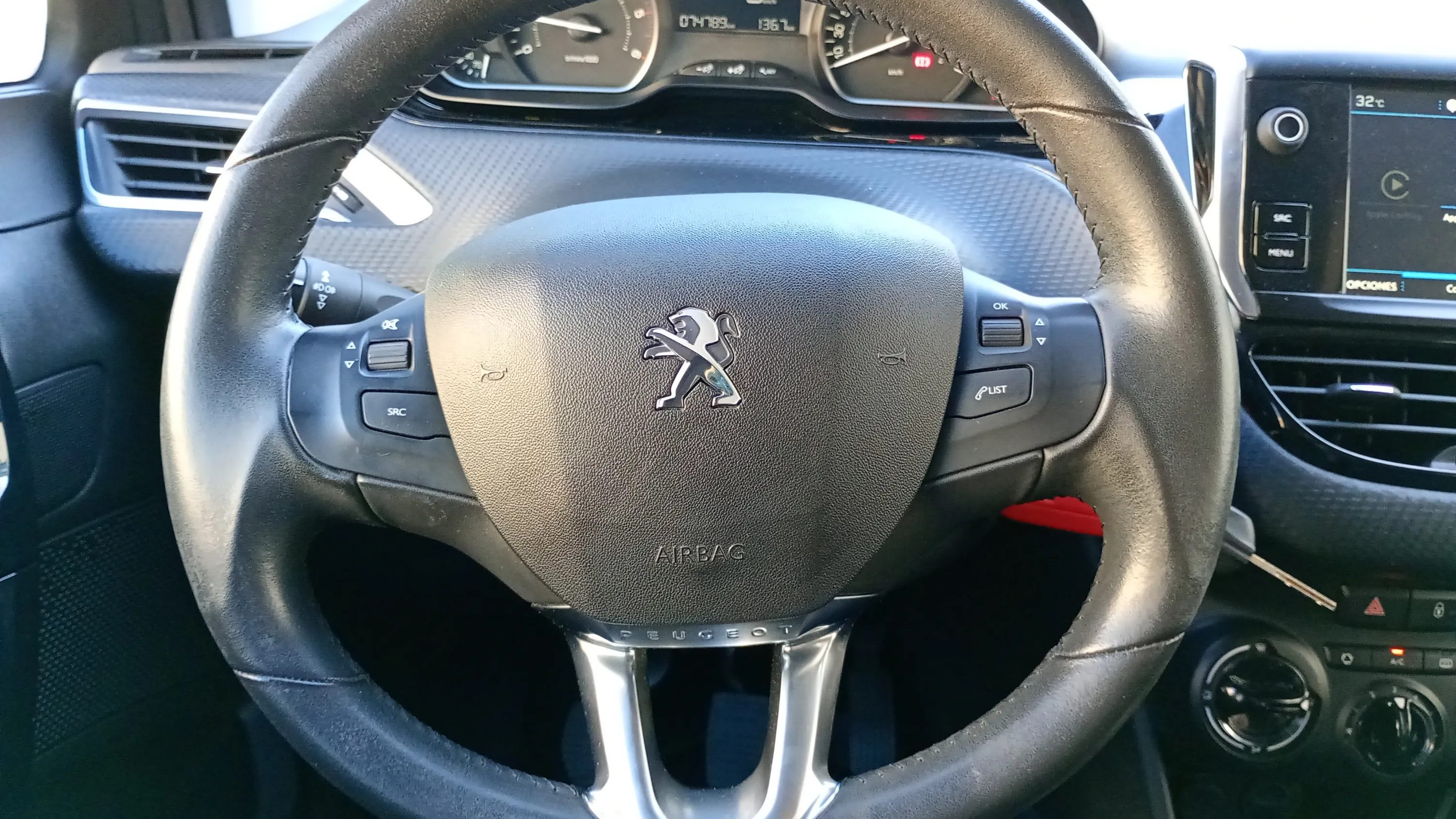 Peugeot 208 Signature BlueHDi - foto 8