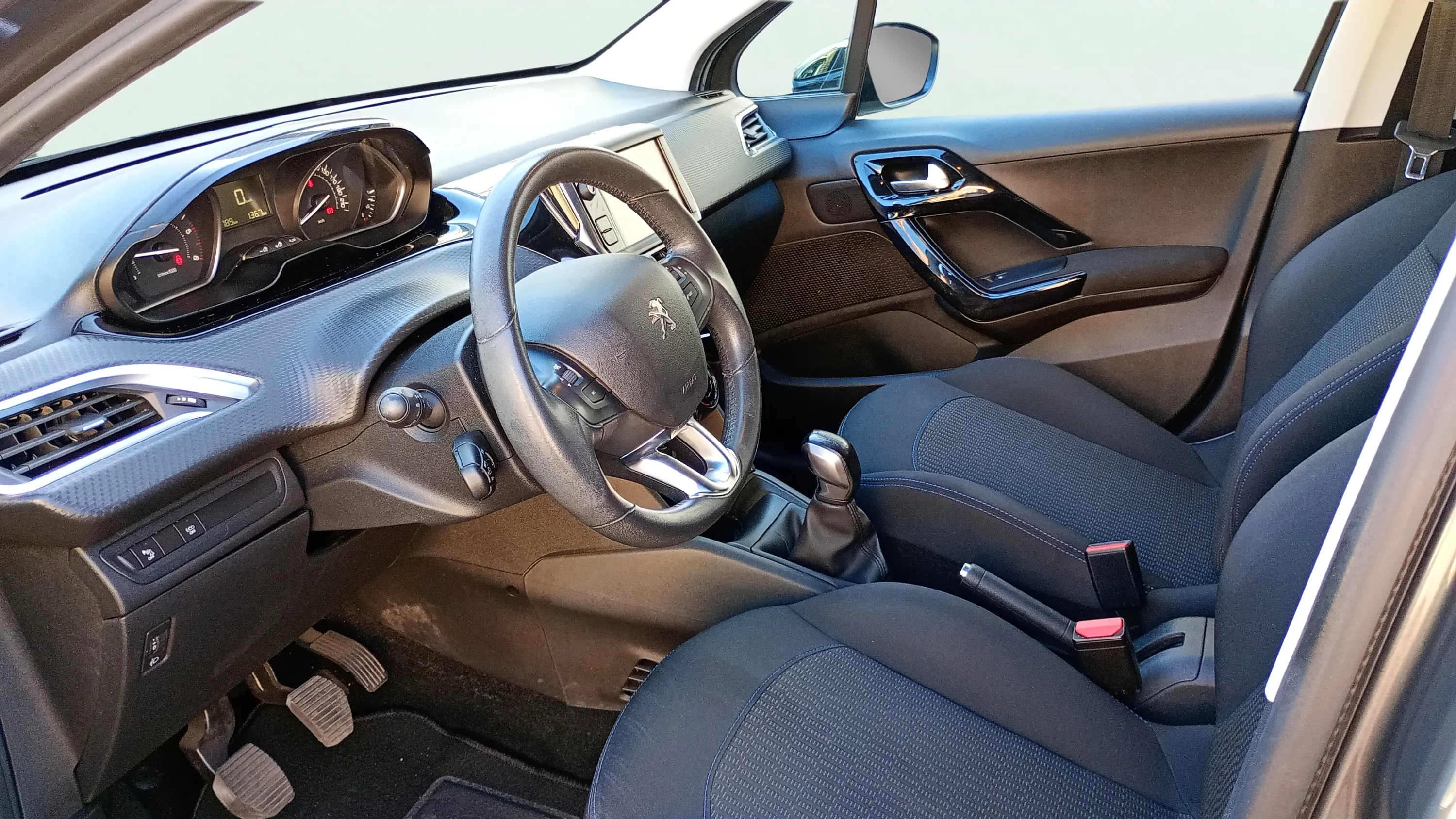 Peugeot 208 Signature BlueHDi - foto 9