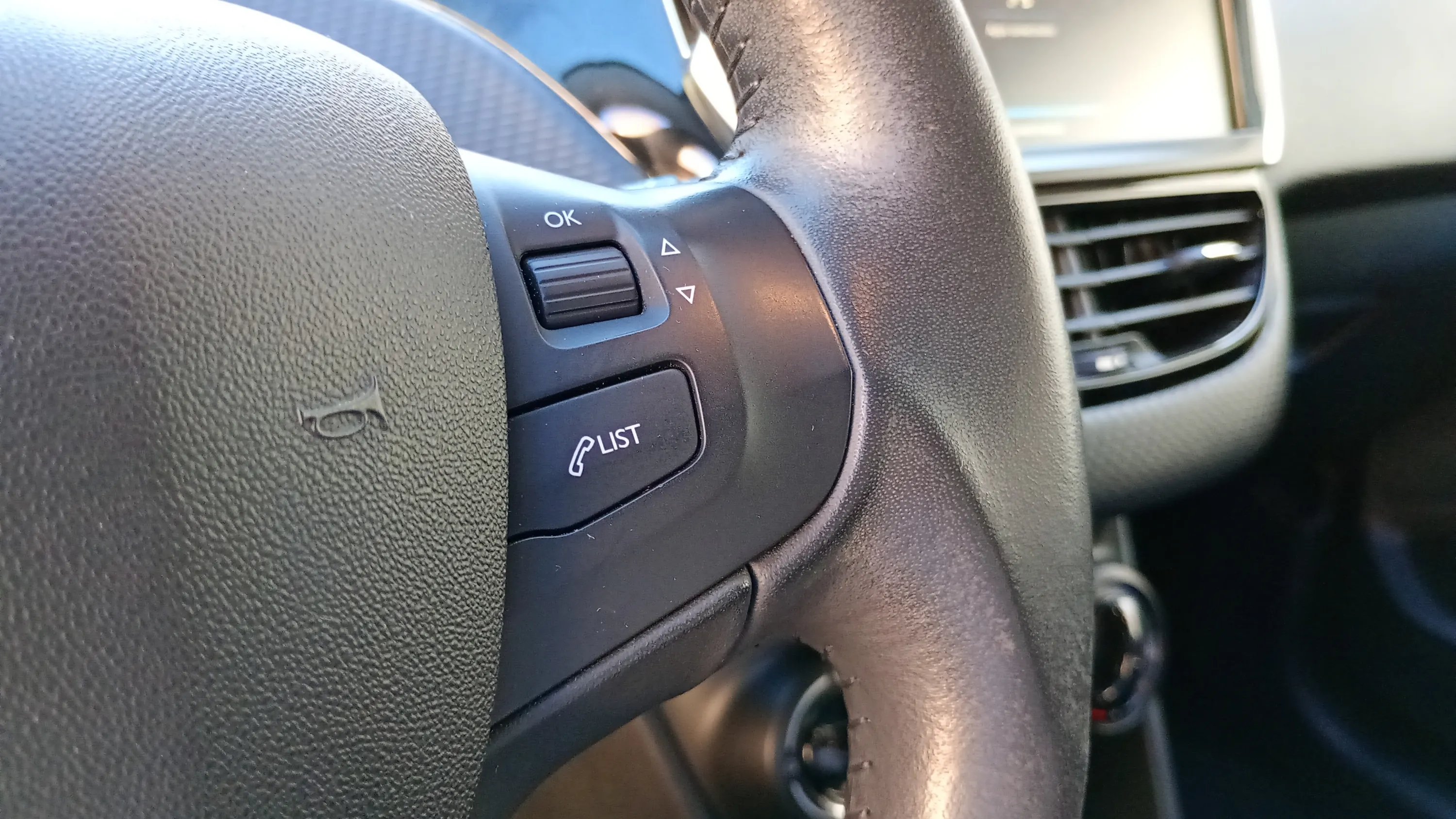 Peugeot 208 Signature BlueHDi - foto 19