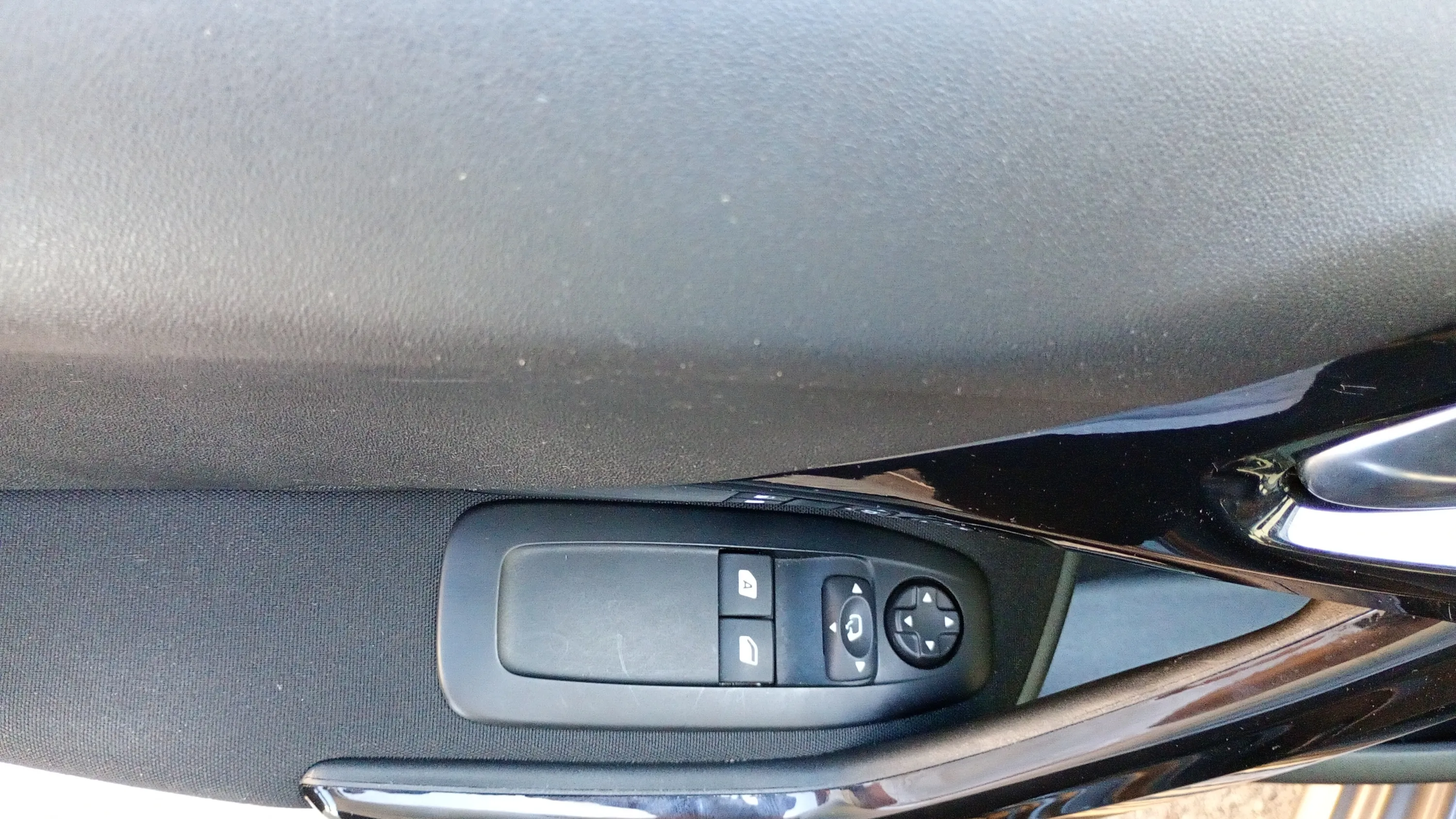 Peugeot 208 Signature BlueHDi - foto 16