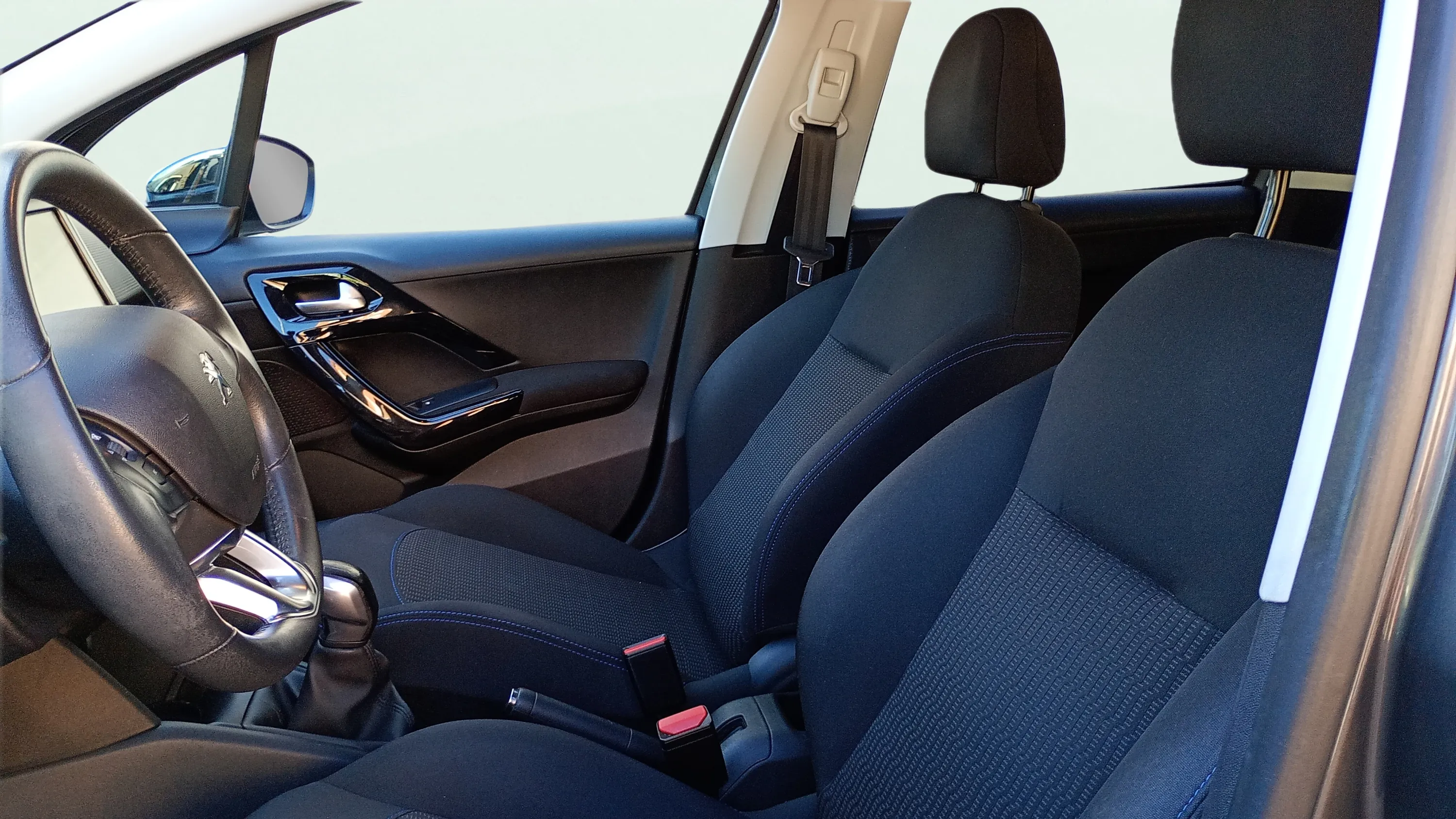 Peugeot 208 Signature BlueHDi - foto 11