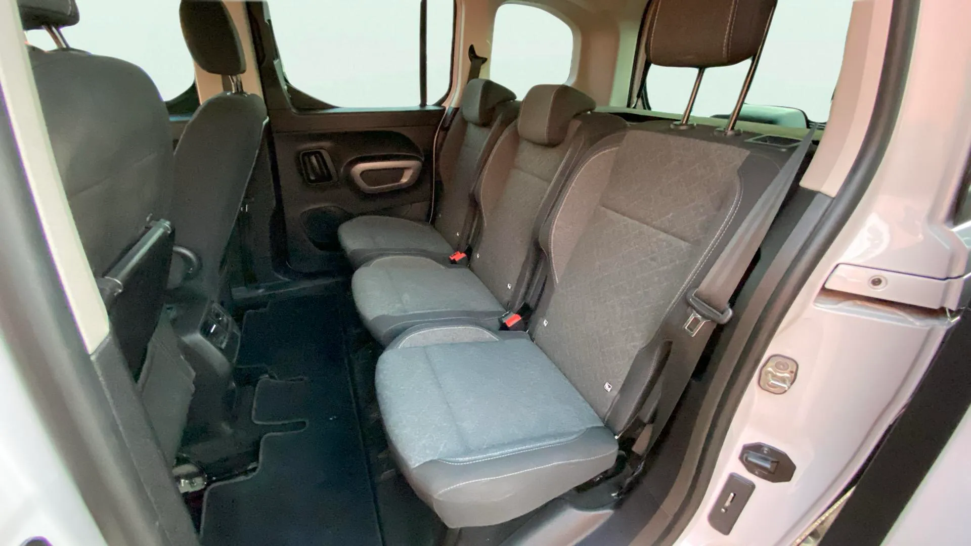 Opel Combo 1.5 Td MT6 €6.4 - foto 15