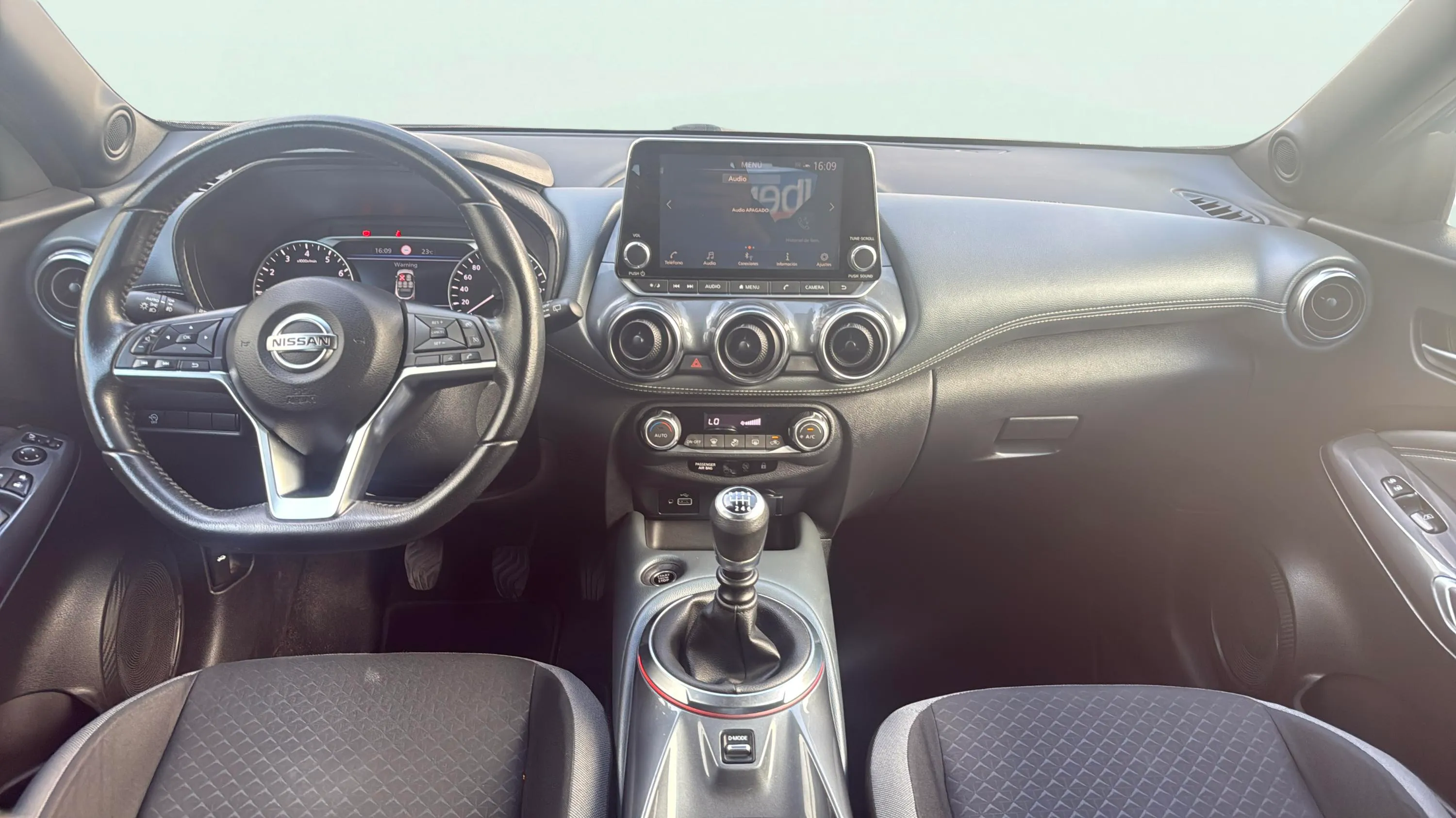 Nissan Juke DIG-T 6 M/T Acenta - foto 9