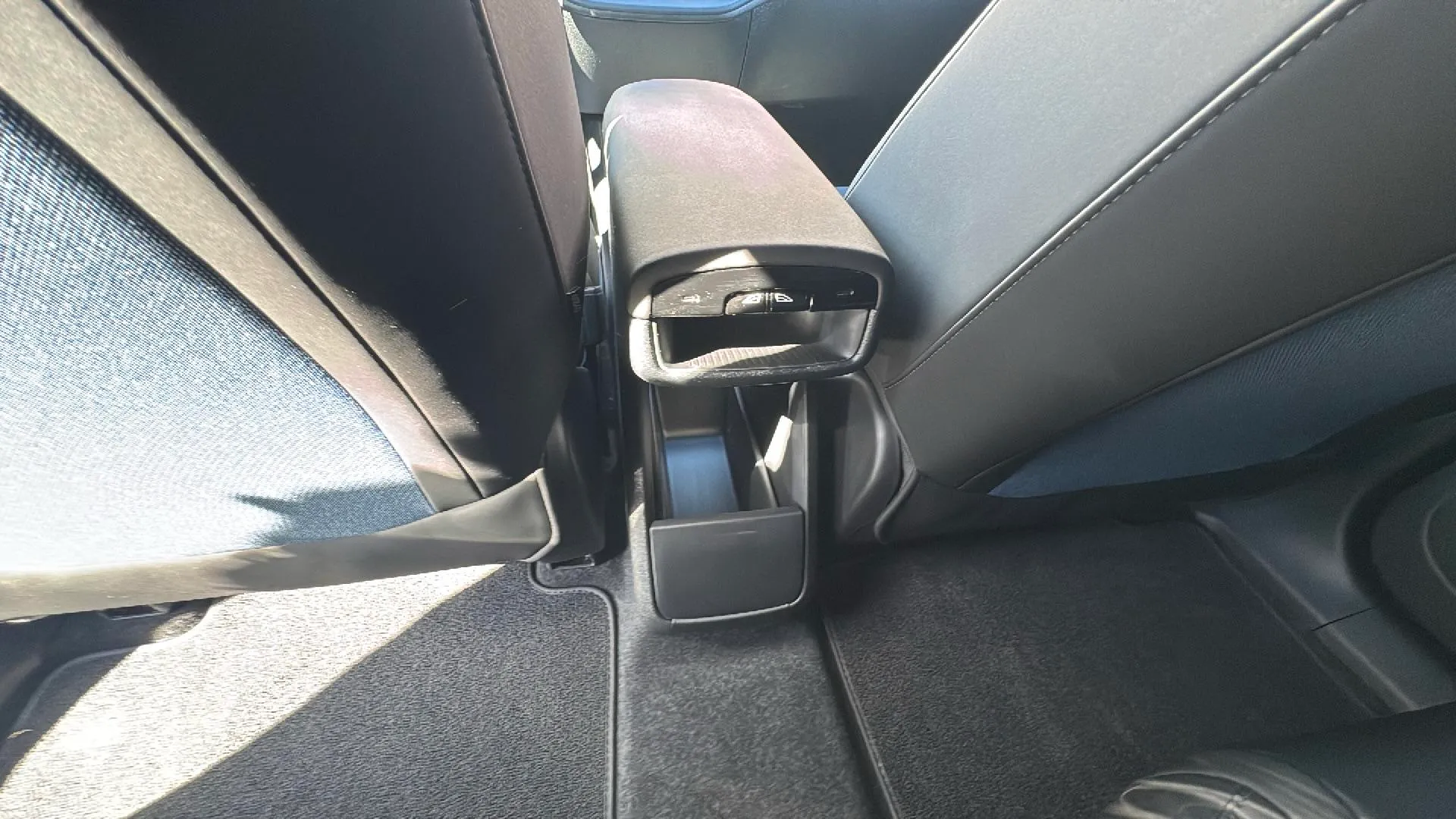 Volvo EX30 Single Motor Extended Range Plus - foto 28