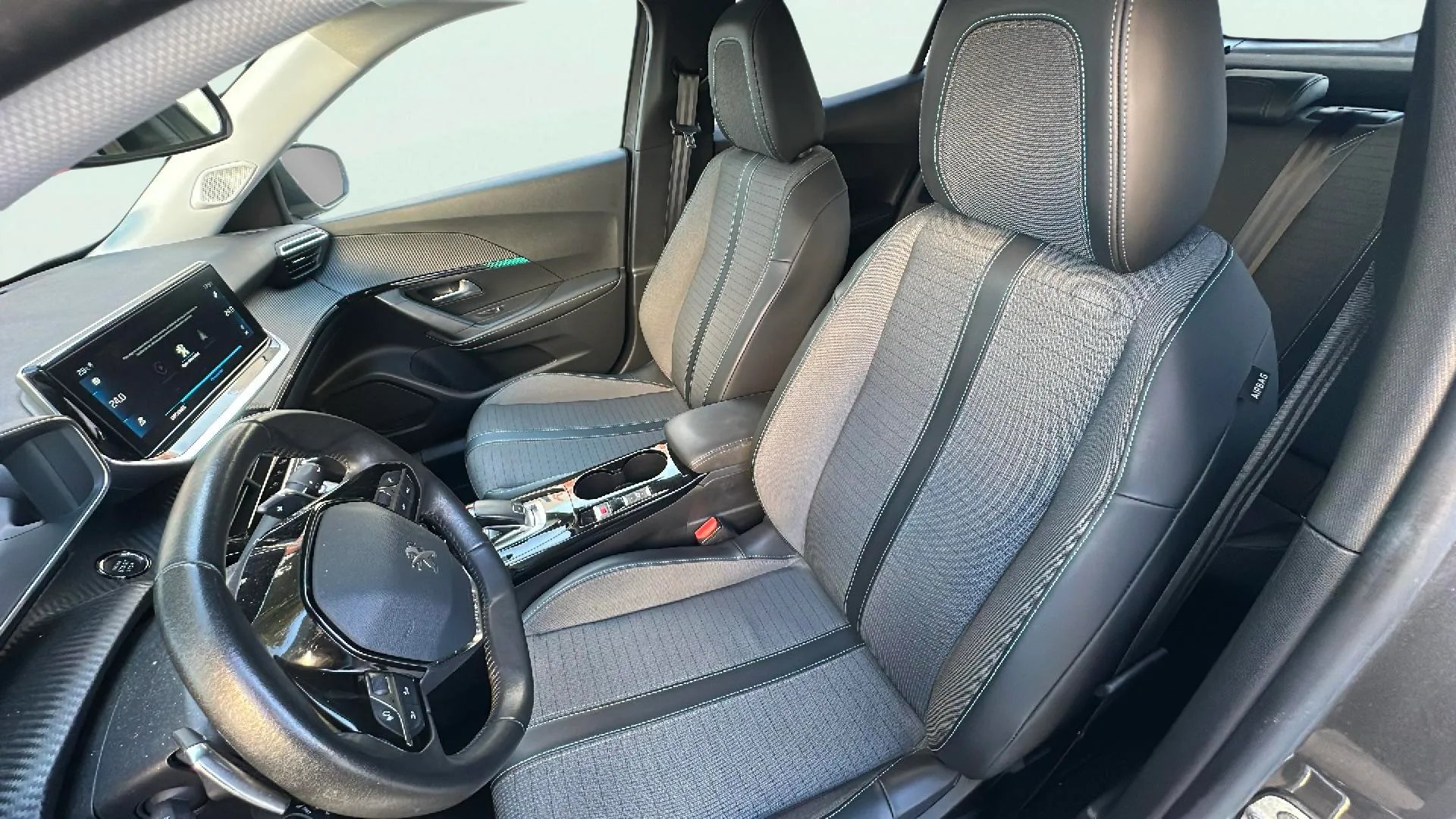 Peugeot 2008 Allure Pack PureTech 130 EAT8 - foto 6