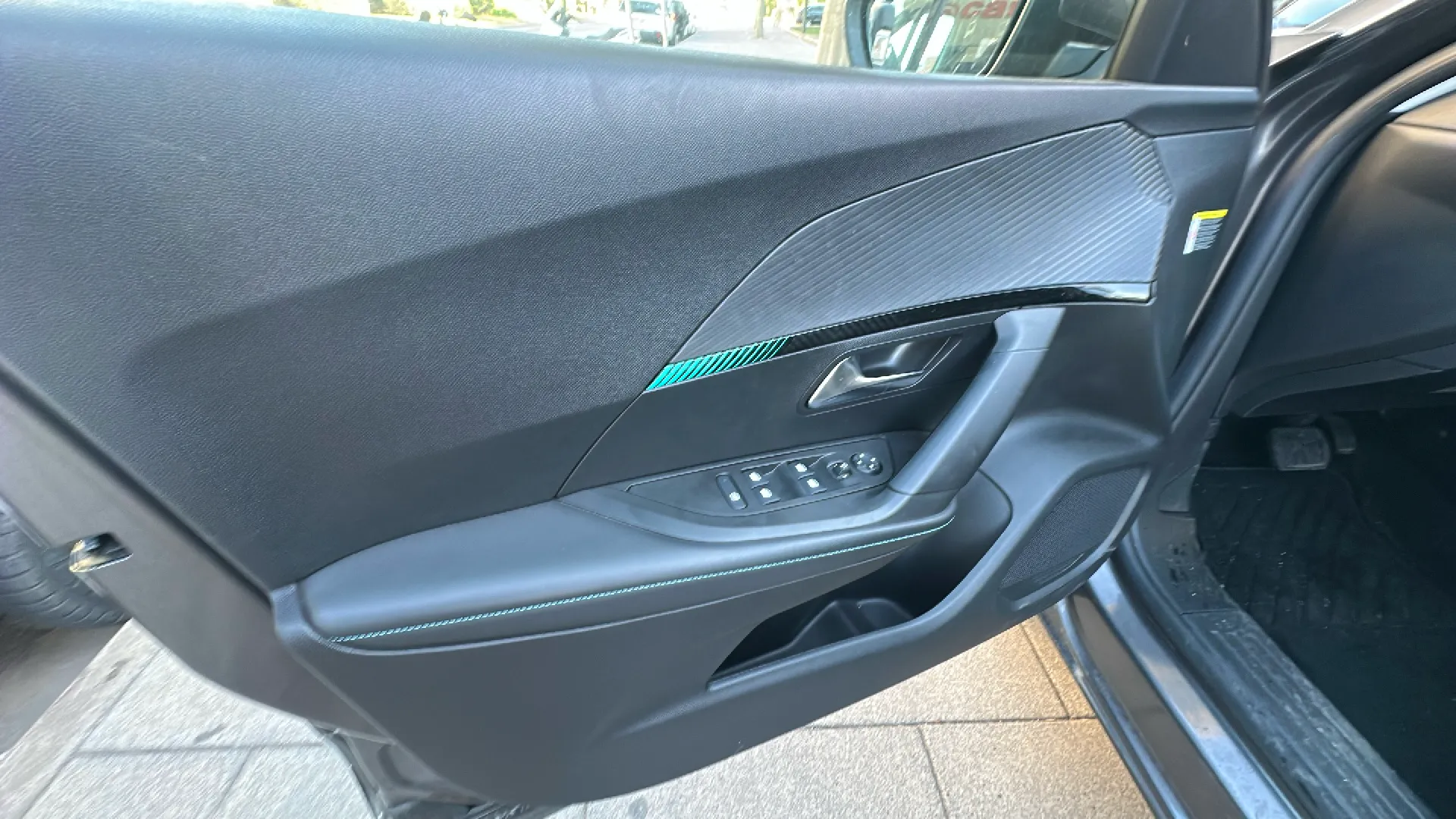 Peugeot 2008 Allure Pack PureTech 130 EAT8 - foto 7
