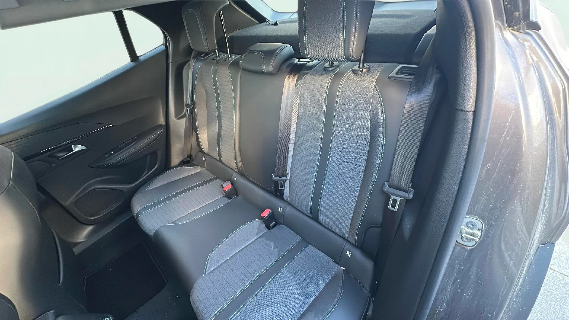 Peugeot 2008 Allure Pack PureTech 130 EAT8 - foto 8