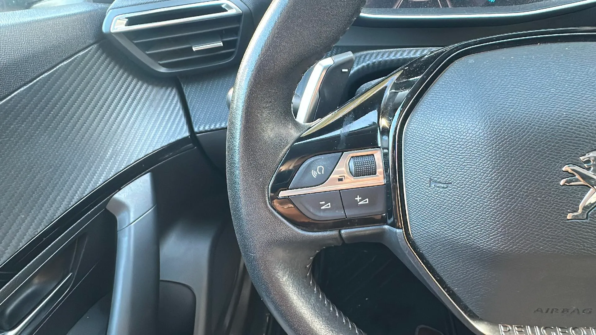 Peugeot 2008 Allure Pack PureTech 130 EAT8 - foto 10