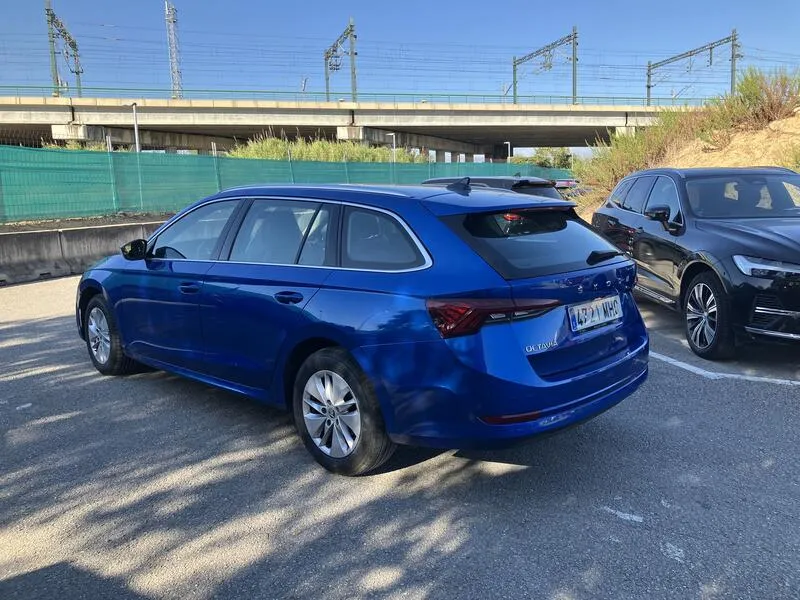 Škoda Octavia Combi 2.0 TDI DSG Ambition - foto 4